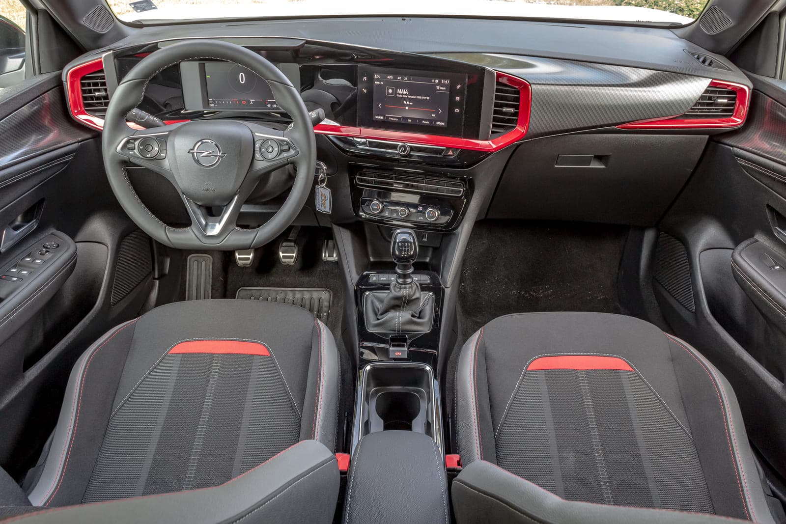 https://topmobility-stage-cms.s3.eu-central-1.amazonaws.com/opel_mokka_manual_interior_f81a6e50f8.jpg