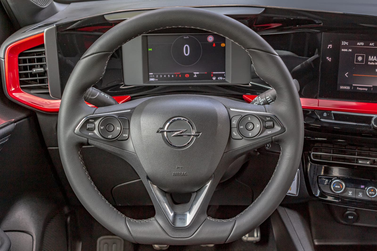https://topmobility-stage-cms.s3.eu-central-1.amazonaws.com/opel_mokka_manual_steering_wheel_acd6e531ae.jpg