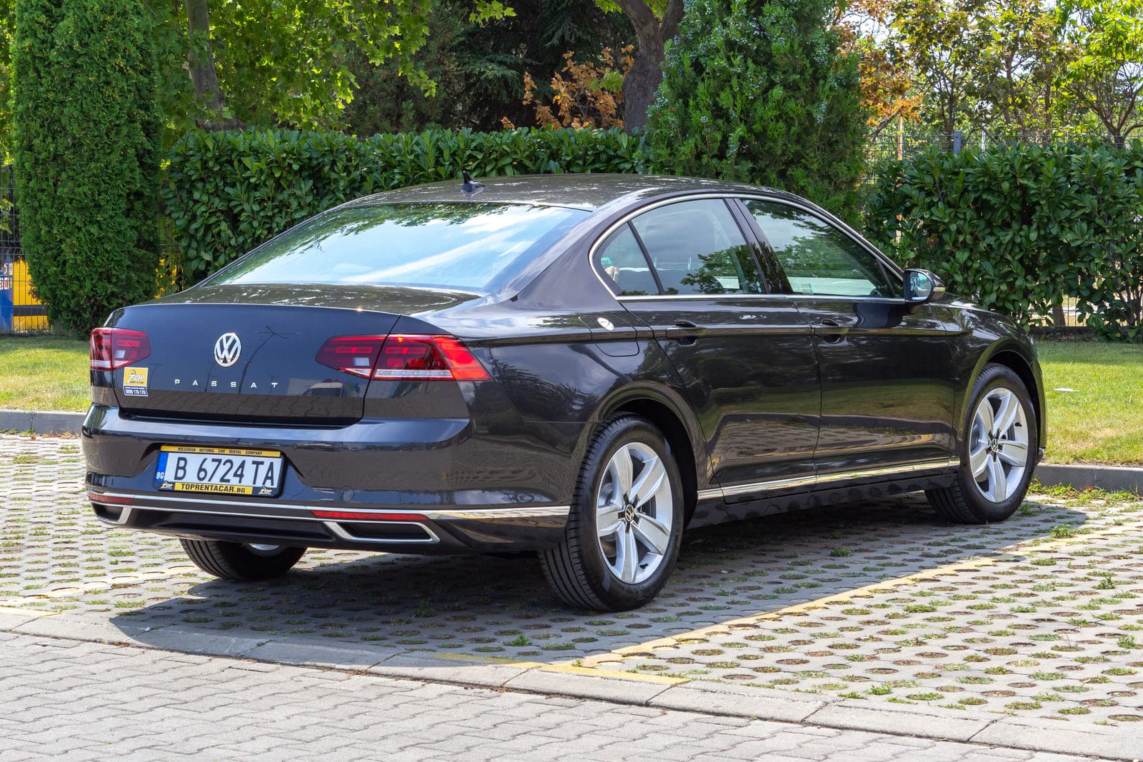 https://topmobility-stage-cms.s3.eu-central-1.amazonaws.com/passat_sedan_aut_back_view_3dd03a4f60.jpg