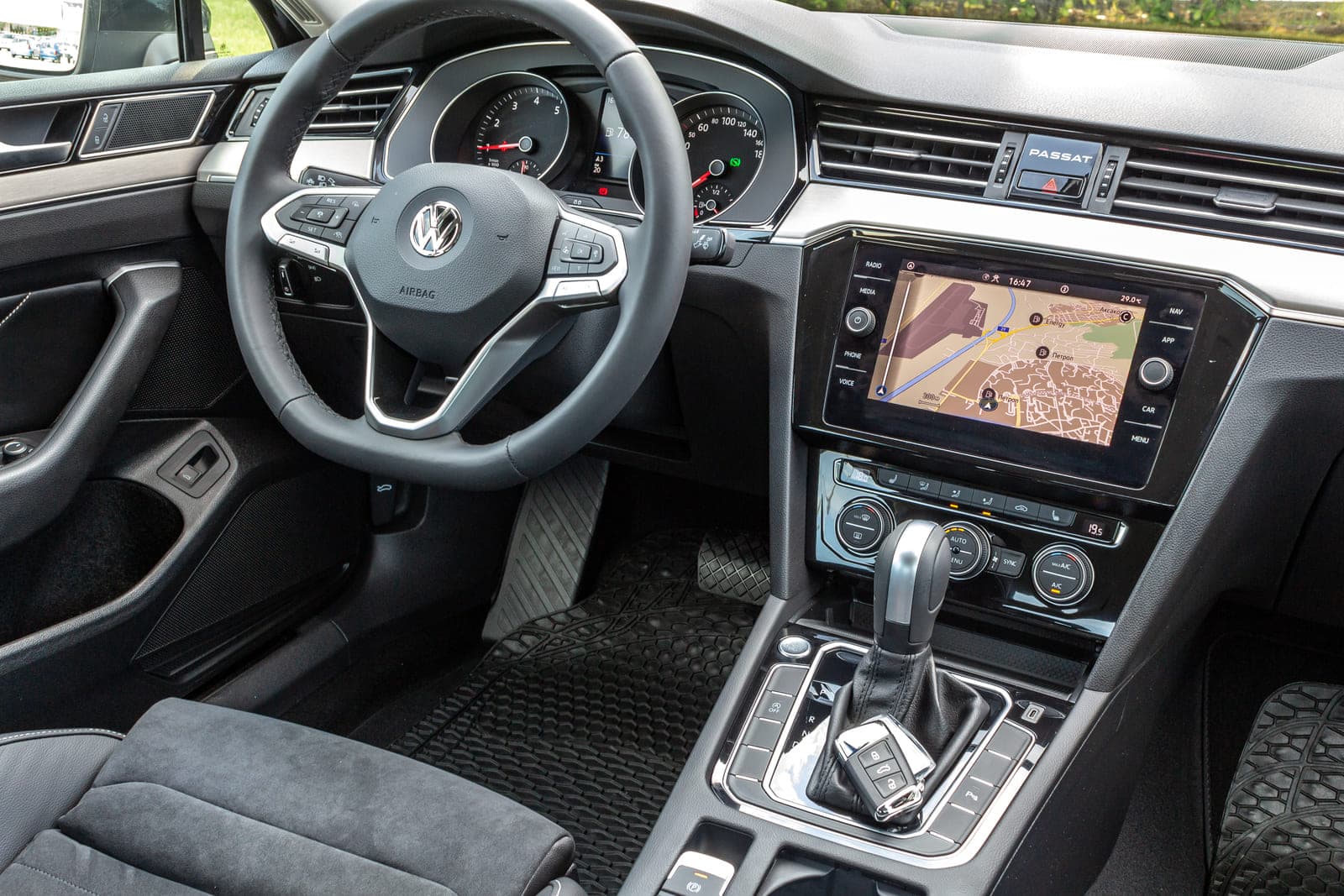 https://topmobility-stage-cms.s3.eu-central-1.amazonaws.com/passat_sedan_aut_dashboard_d92c7fb747.jpg