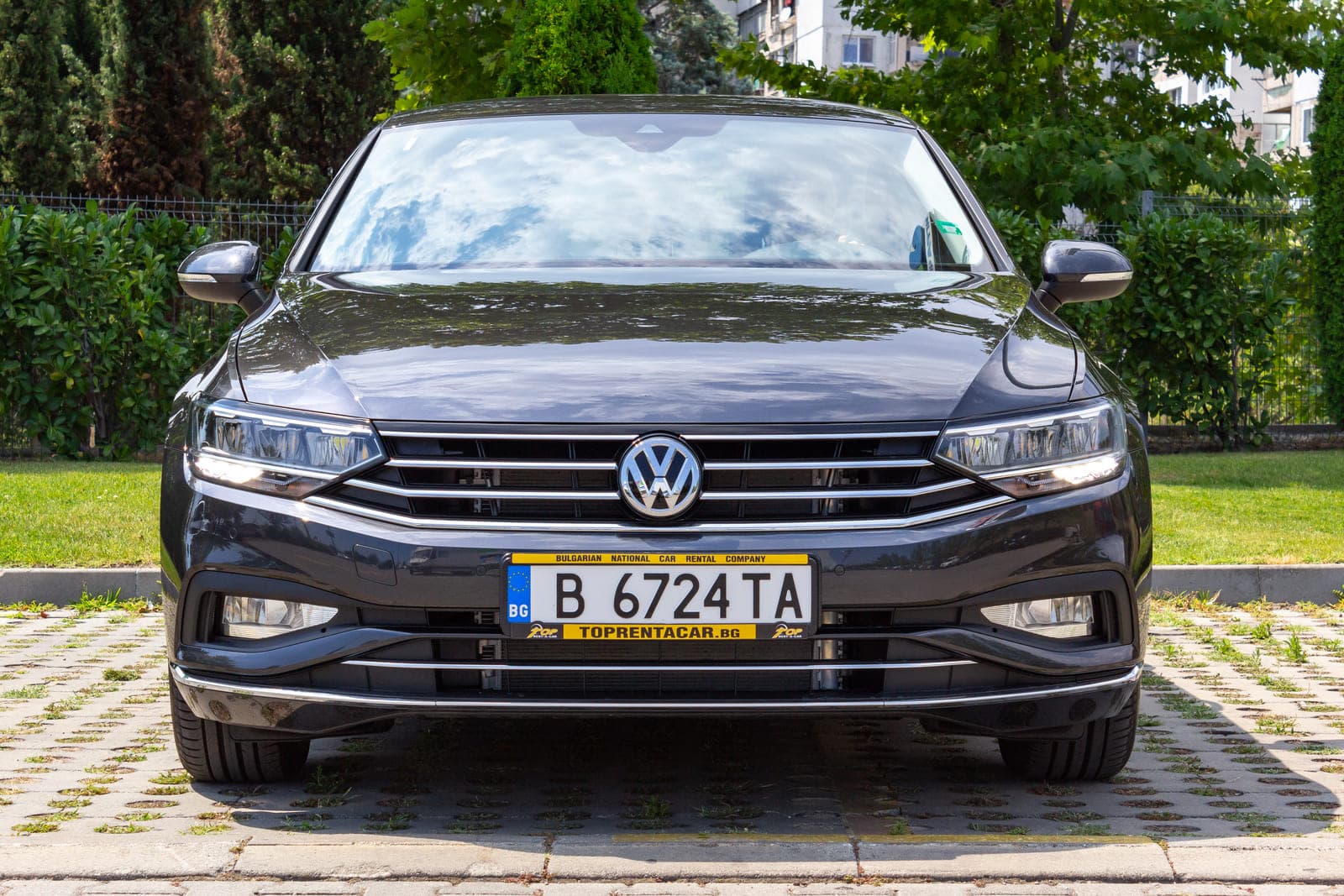 https://topmobility-stage-cms.s3.eu-central-1.amazonaws.com/passat_sedan_aut_front_view_2b0c56da3b.jpg