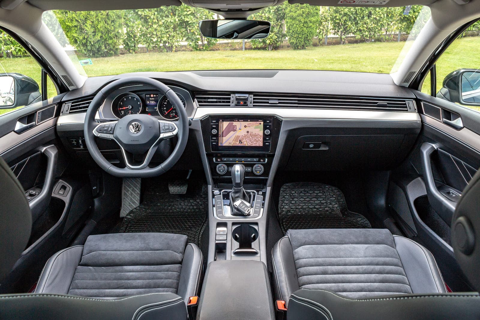 https://topmobility-stage-cms.s3.eu-central-1.amazonaws.com/passat_sedan_aut_interior_8c569ea3cc.jpg