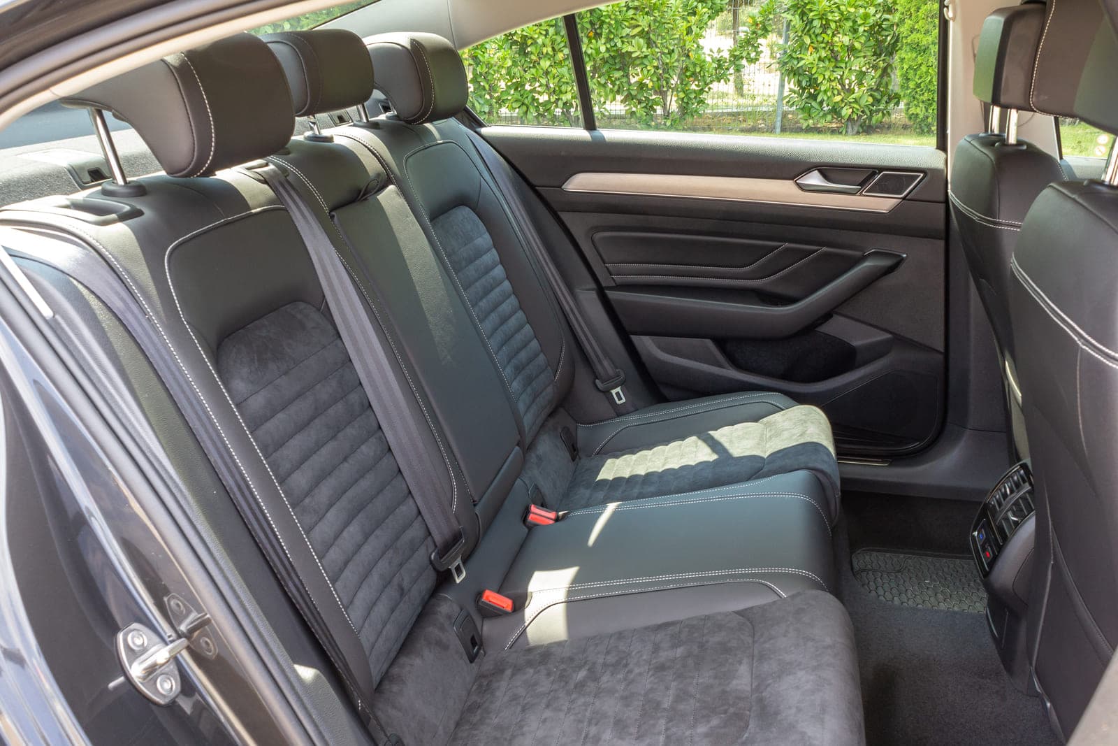 https://topmobility-stage-cms.s3.eu-central-1.amazonaws.com/passat_sedan_aut_rear_seats_255f6b2b78.jpg