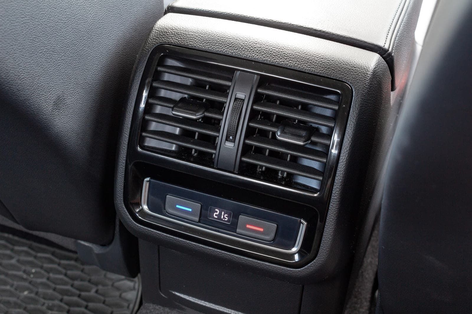 https://topmobility-stage-cms.s3.eu-central-1.amazonaws.com/passat_sedan_aut_rear_seats_ac_9de777aa8a.jpg