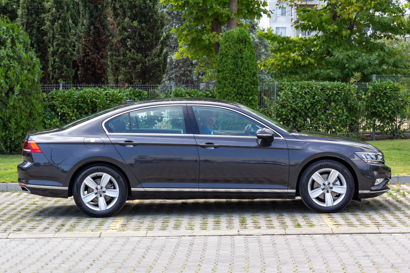https://topmobility-stage-cms.s3.eu-central-1.amazonaws.com/passat_sedan_aut_side_view_4c4a557181.jpg