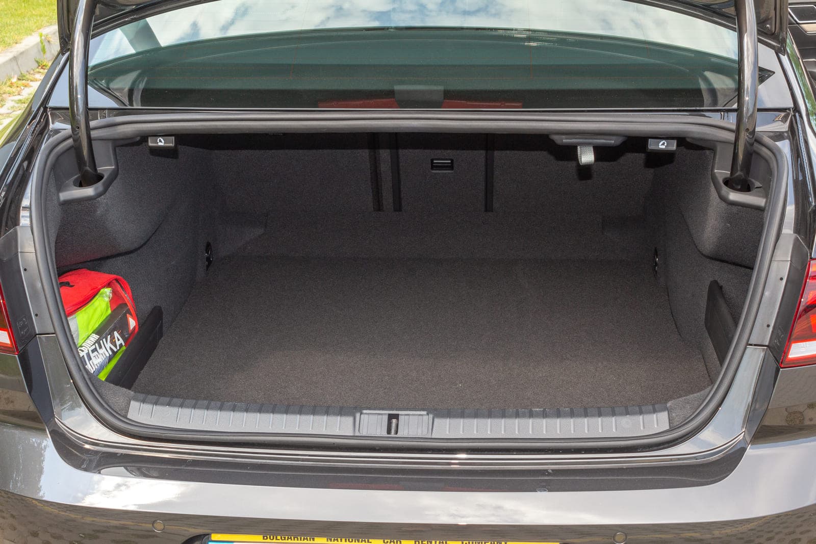 https://topmobility-stage-cms.s3.eu-central-1.amazonaws.com/passat_sedan_aut_trunk_8e31e1e5d5.jpg