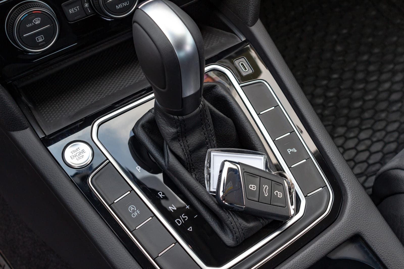 https://topmobility-stage-cms.s3.eu-central-1.amazonaws.com/passat_sedan_automatic_gearbox_36208dd23b.jpg