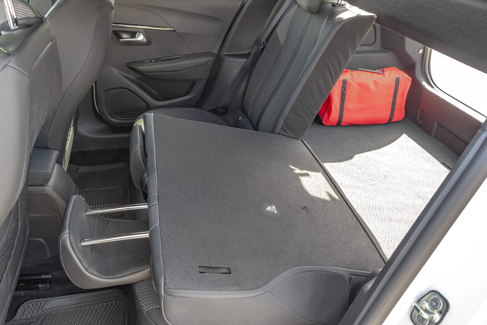 https://topmobility-stage-cms.s3.eu-central-1.amazonaws.com/peugeot_208_gt_aut_folding_rear_seats_9180f7f9be.jpg