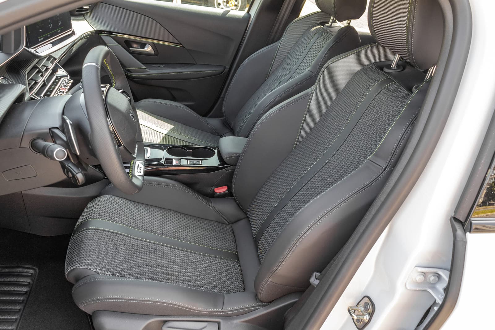 https://topmobility-stage-cms.s3.eu-central-1.amazonaws.com/peugeot_208_gt_aut_front_seats_99e64f502d.jpg