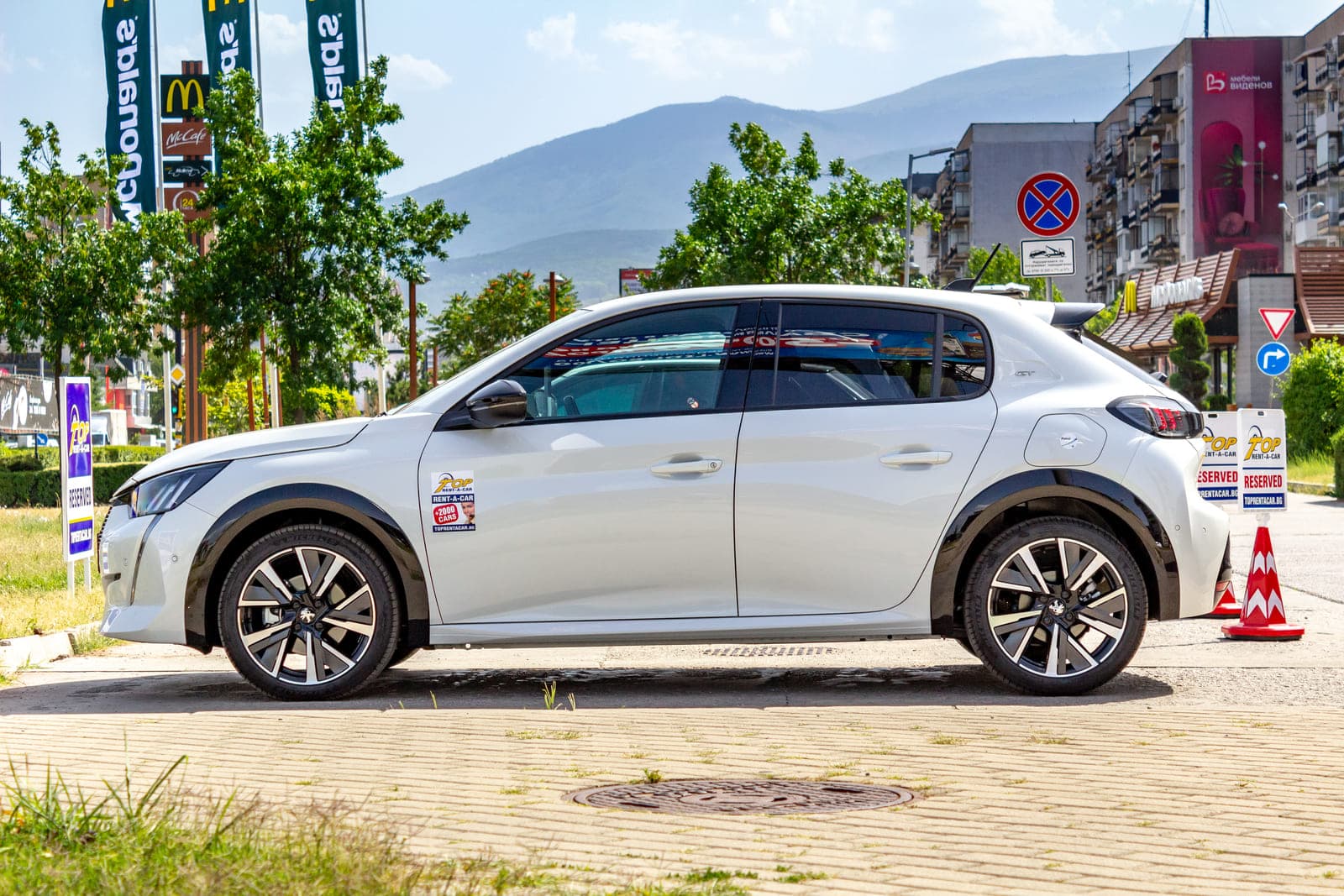 https://topmobility-stage-cms.s3.eu-central-1.amazonaws.com/peugeot_208_gt_aut_side_view_de27ef8aa8.jpg