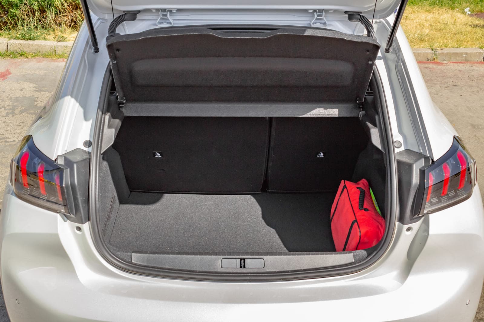 https://topmobility-stage-cms.s3.eu-central-1.amazonaws.com/peugeot_208_gt_aut_trunk_36af63c71e.jpg