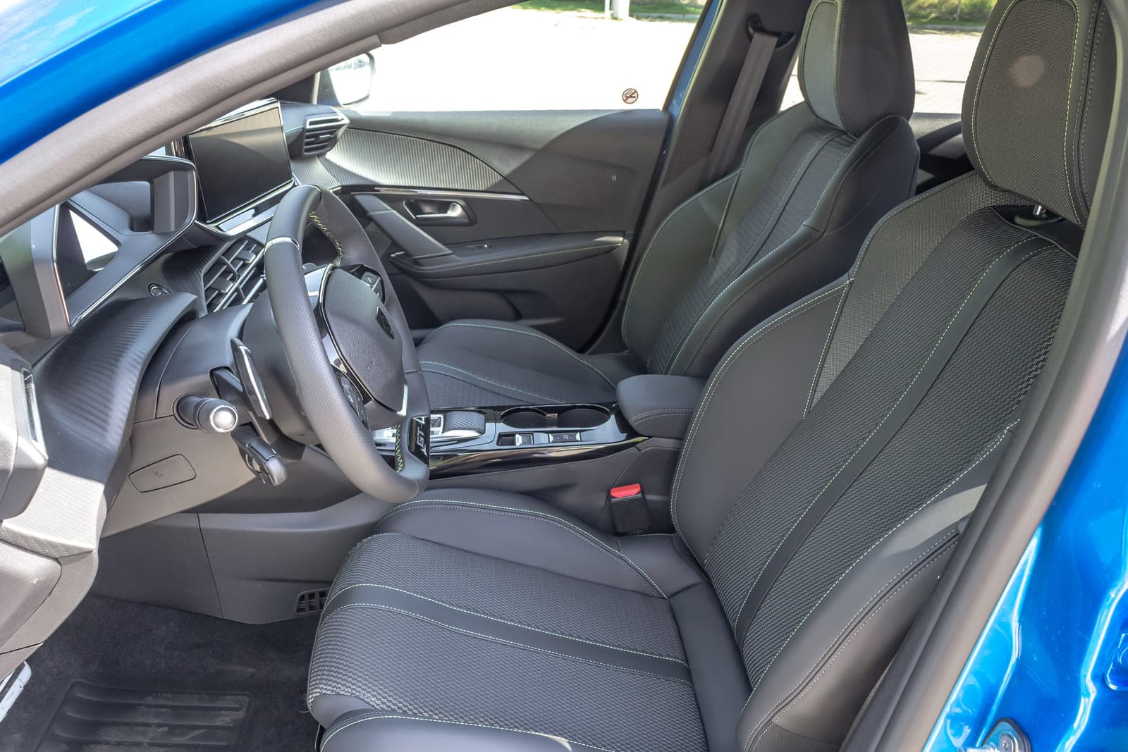 Peugeot 208 GT Hybrid — 8