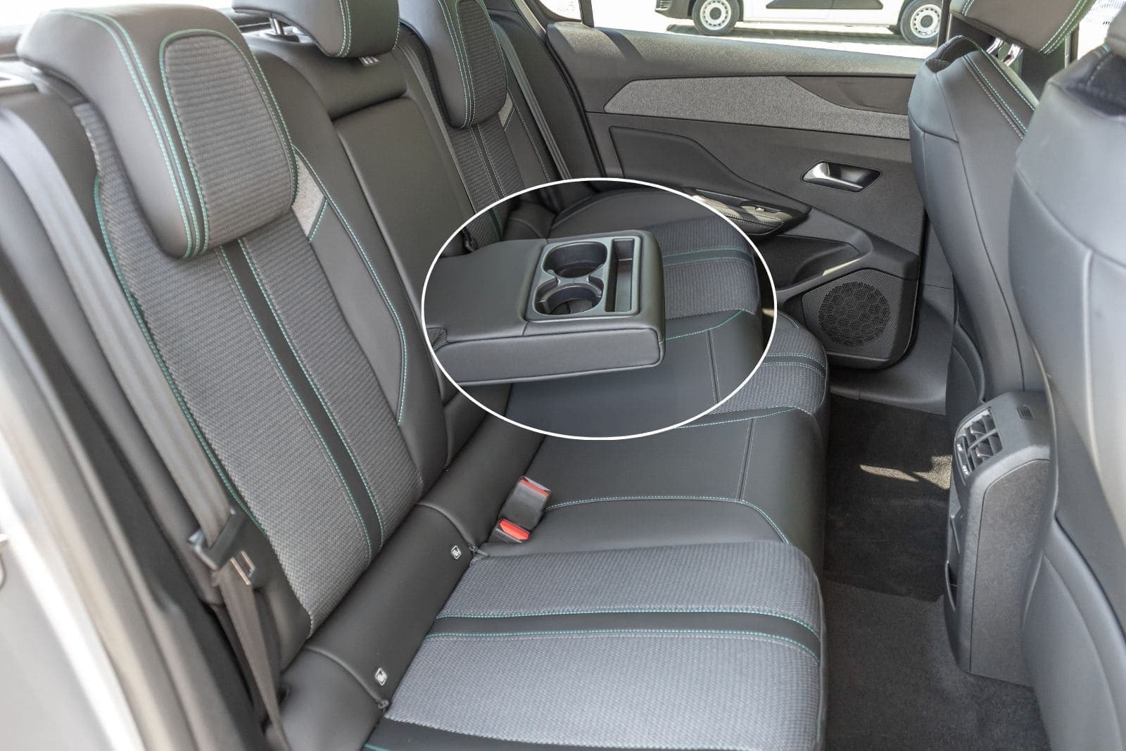 https://topmobility-stage-cms.s3.eu-central-1.amazonaws.com/peugeot_308_back_seats_53aa41cfc7.jpg
