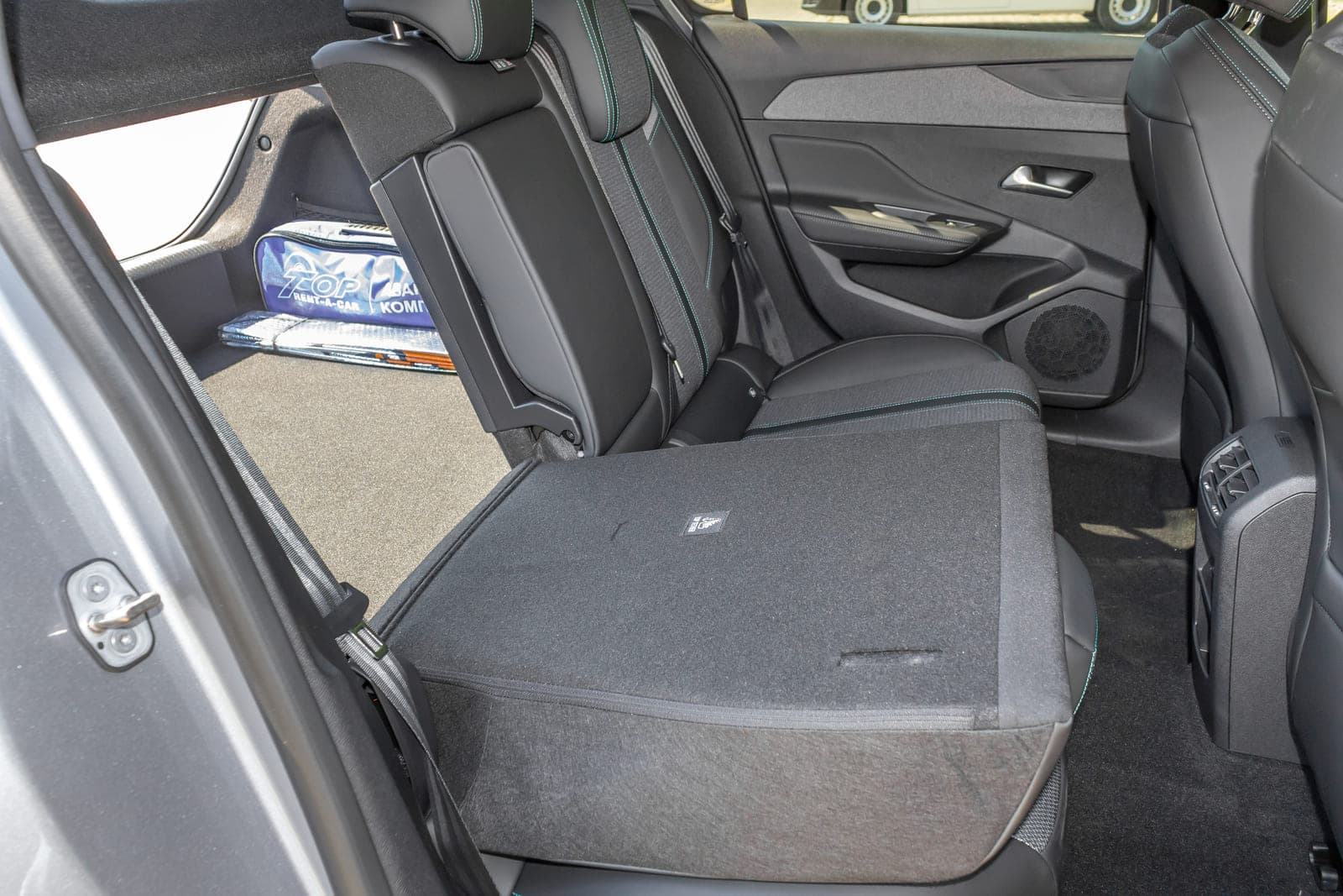 https://topmobility-stage-cms.s3.eu-central-1.amazonaws.com/peugeot_308_folding_back_seats_9f1f0dd957.jpg