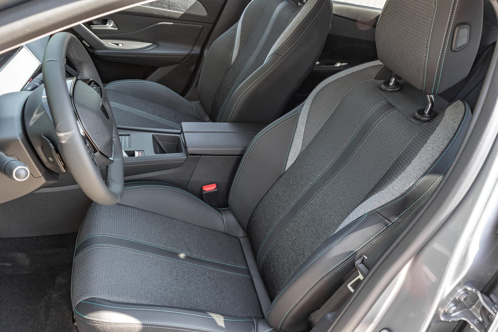 https://topmobility-stage-cms.s3.eu-central-1.amazonaws.com/peugeot_308_front_seats_d51eaffac7.jpg