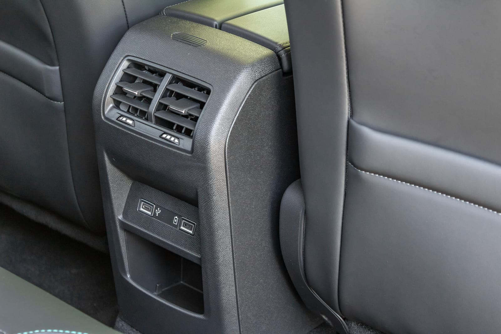 https://topmobility-stage-cms.s3.eu-central-1.amazonaws.com/peugeot_308_rear_seats_USB_charging_ports_9bea3b83f7.jpg