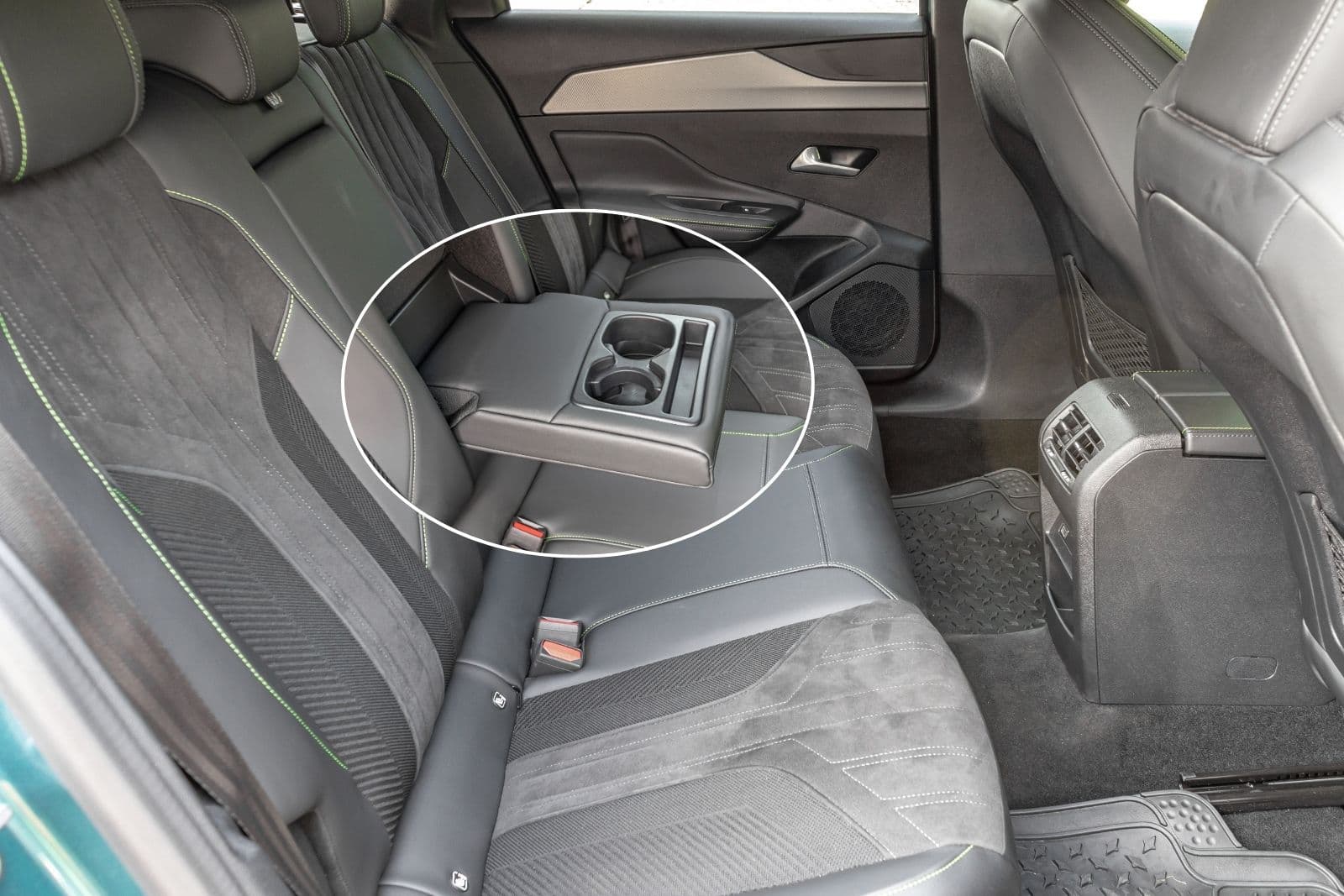 https://topmobility-stage-cms.s3.eu-central-1.amazonaws.com/peugeot_308_sw_back_seats_fcf17d03d3.jpg
