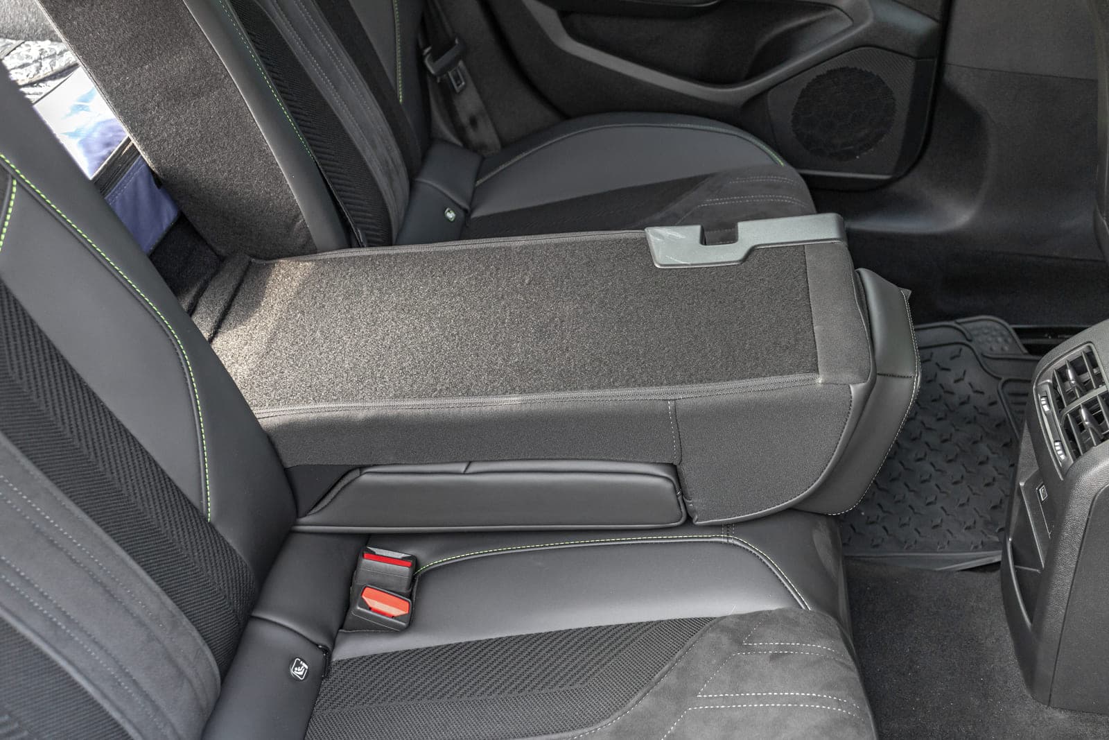 https://topmobility-stage-cms.s3.eu-central-1.amazonaws.com/peugeot_308_sw_folding_rear_seat_1a6f1bc70f.jpg