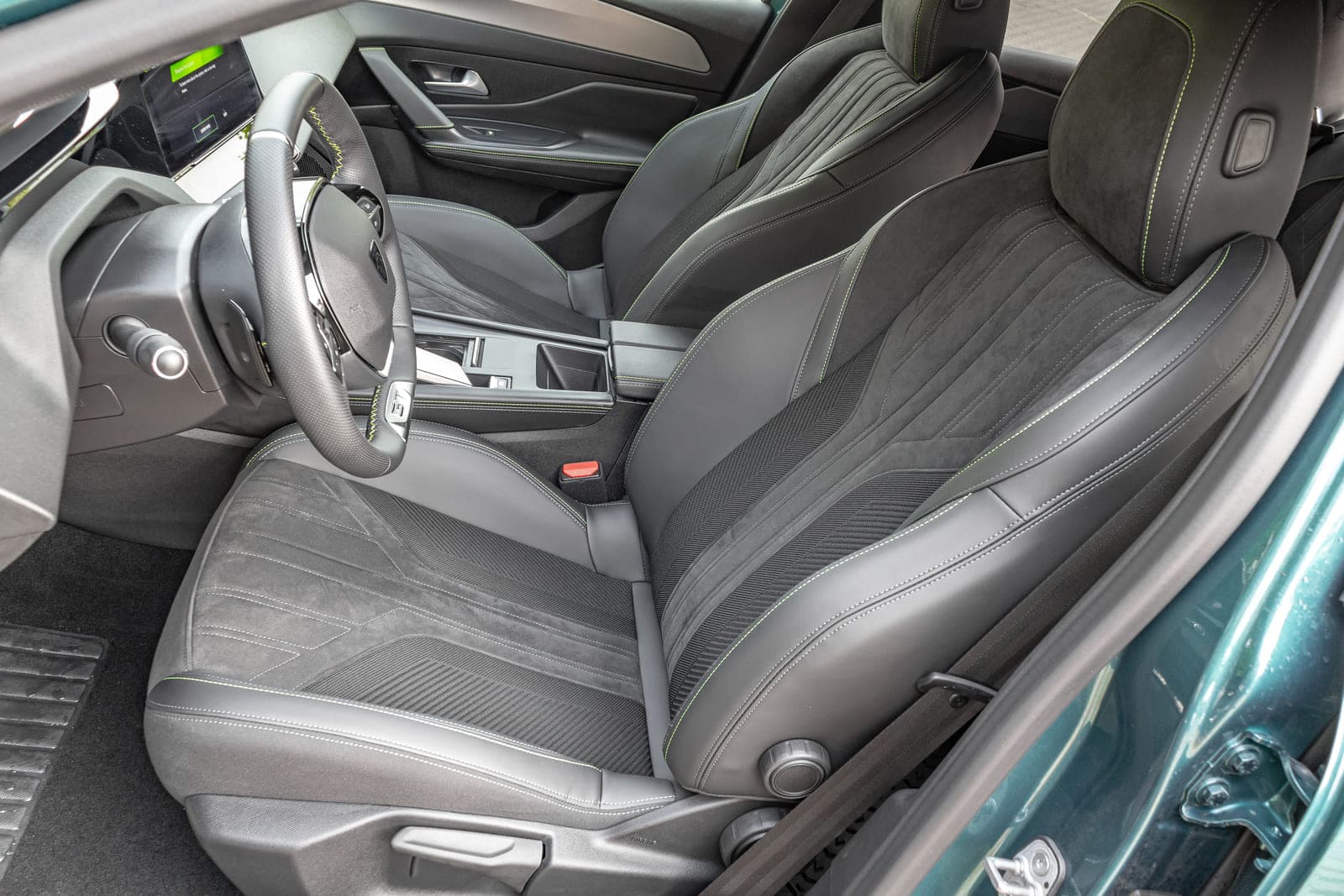 https://topmobility-stage-cms.s3.eu-central-1.amazonaws.com/peugeot_308_sw_front_seats_90f645f91d.jpg