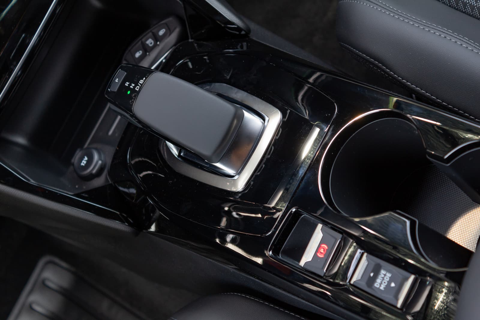 https://topmobility-stage-cms.s3.eu-central-1.amazonaws.com/peugeot_e_208_automatic_gearbox_6db4118247.jpg