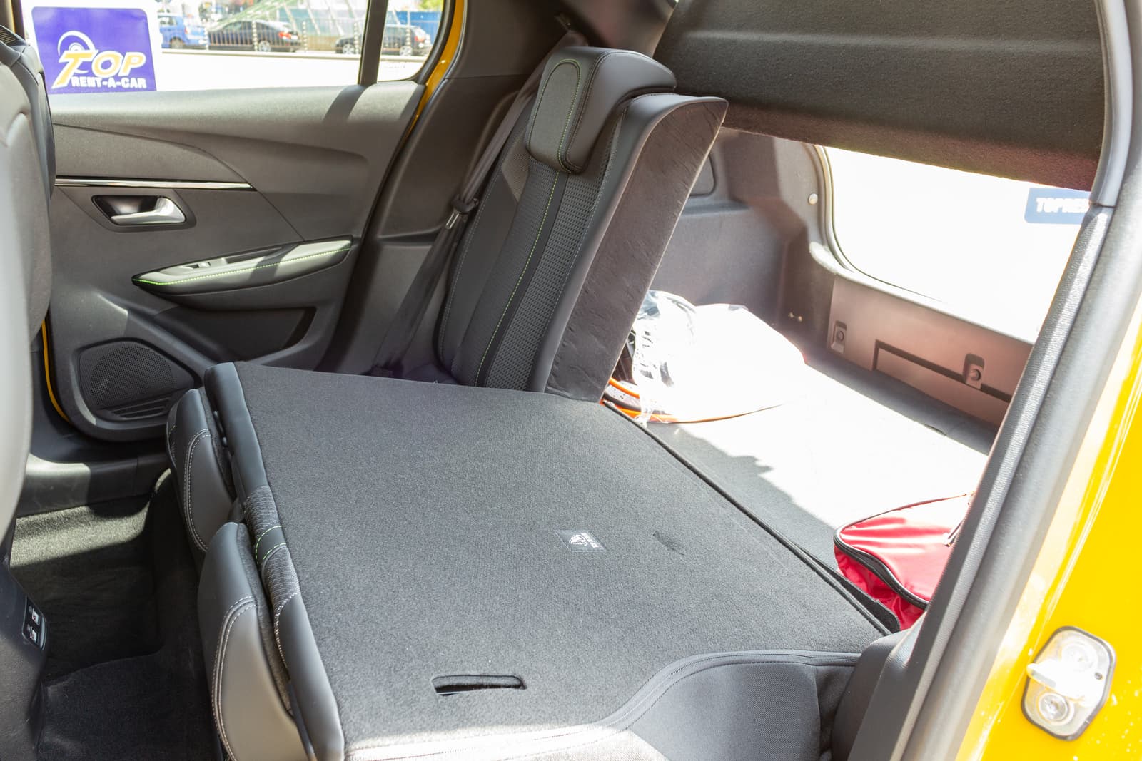 https://topmobility-stage-cms.s3.eu-central-1.amazonaws.com/peugeot_e_208_folding_back_seats_444b7ae37c.jpg