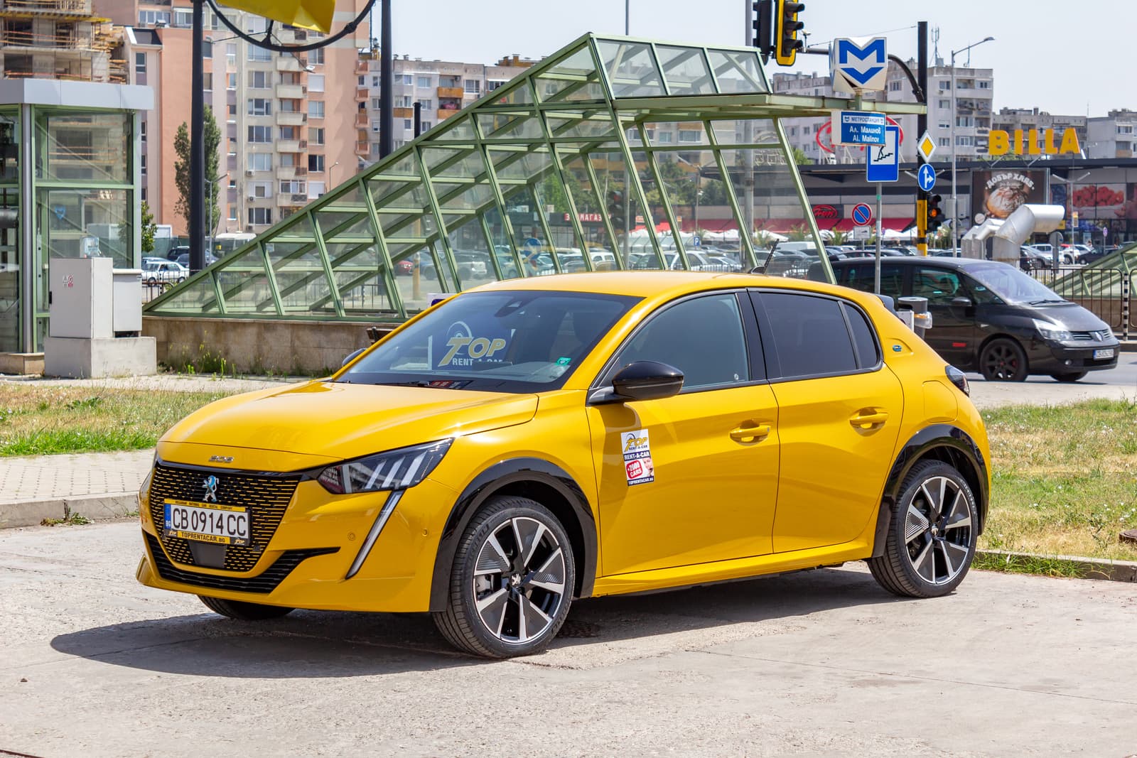 https://topmobility-stage-cms.s3.eu-central-1.amazonaws.com/peugeot_e_208_for_rent_f1c10e6310.jpg