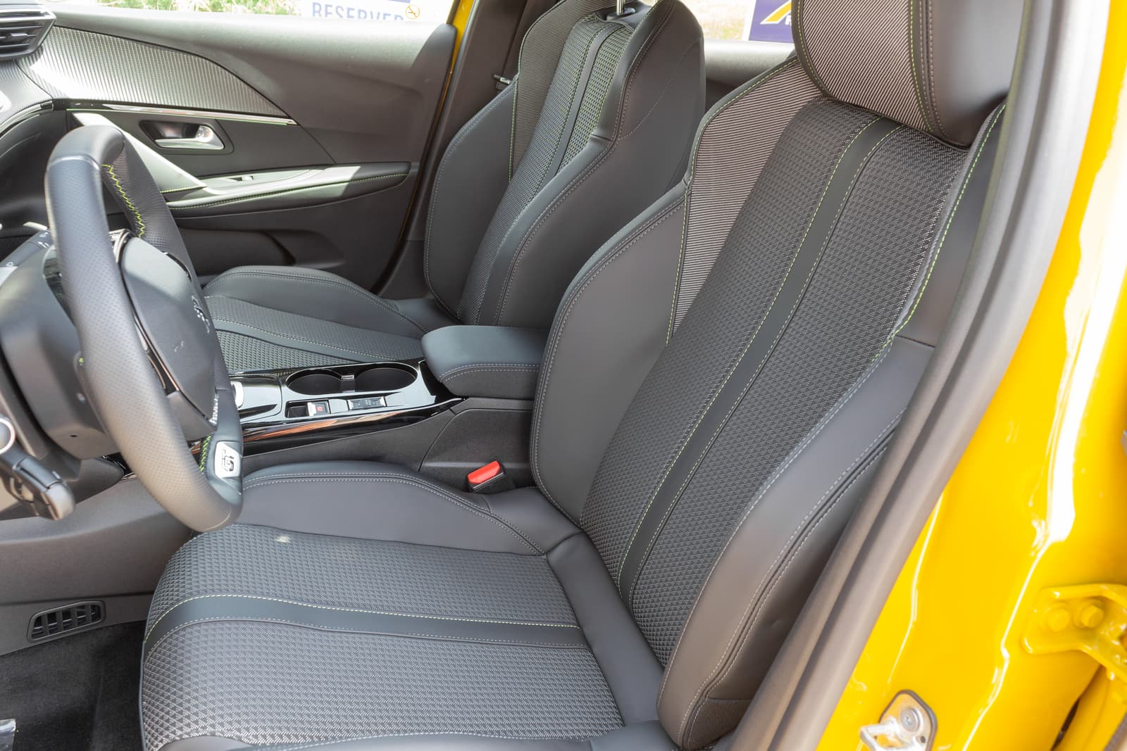 https://topmobility-stage-cms.s3.eu-central-1.amazonaws.com/peugeot_e_208_front_seats_ff87667728.jpg