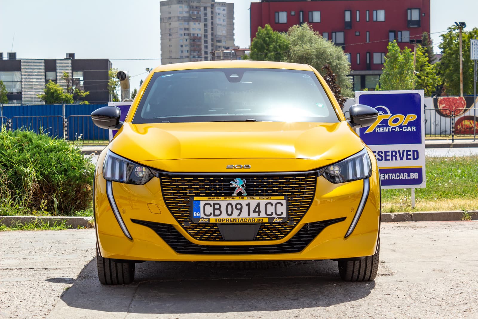 https://topmobility-stage-cms.s3.eu-central-1.amazonaws.com/peugeot_e_208_front_view_10b5b0675e.jpg