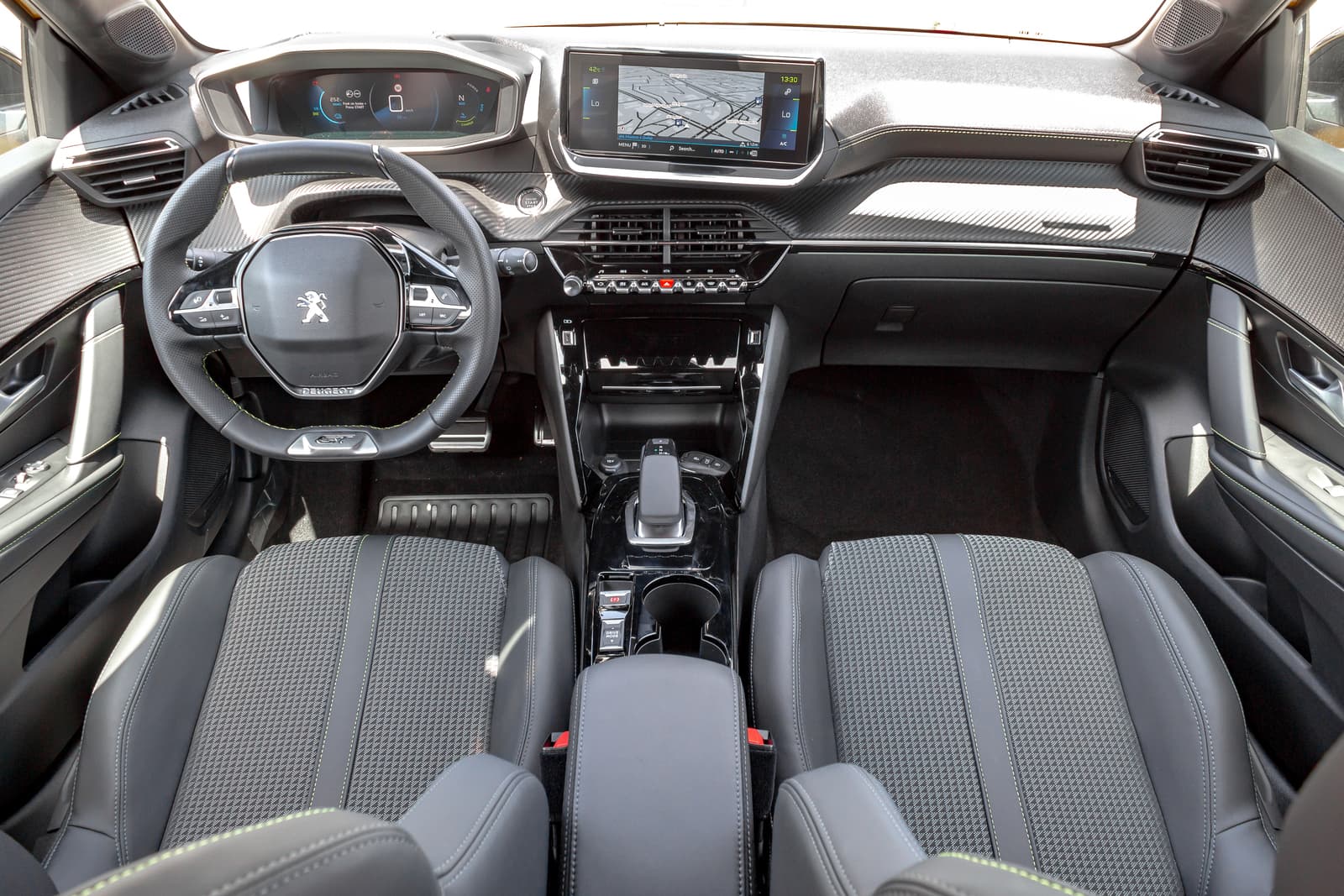https://topmobility-stage-cms.s3.eu-central-1.amazonaws.com/peugeot_e_208_interior_608a17978f.jpg
