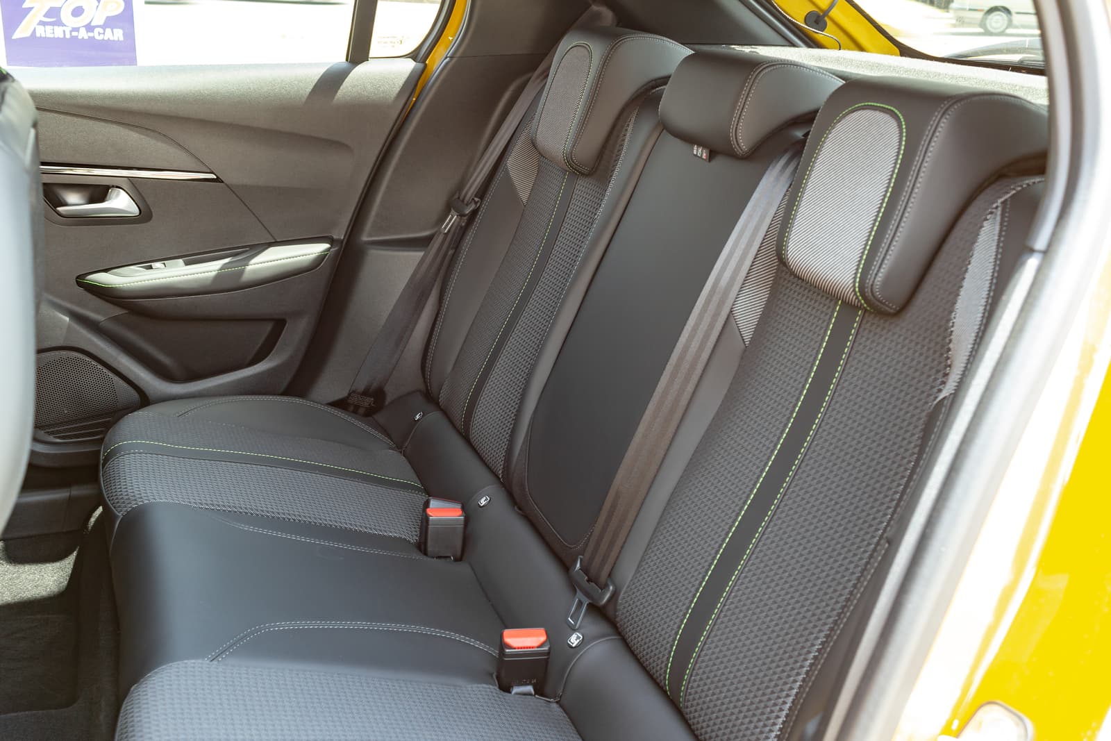 https://topmobility-stage-cms.s3.eu-central-1.amazonaws.com/peugeot_e_208_rare_seats_dcac25b01f.jpg