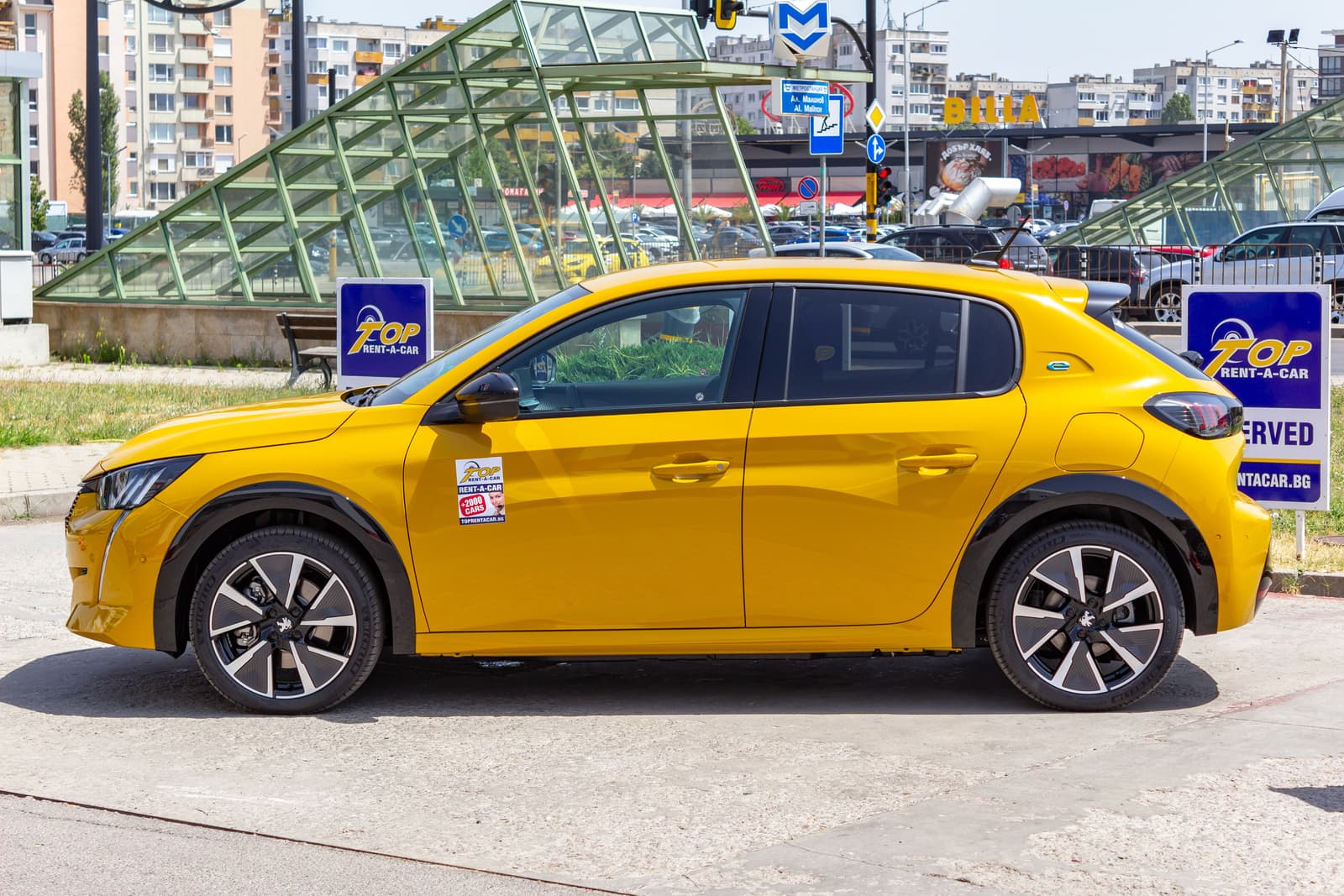 https://topmobility-stage-cms.s3.eu-central-1.amazonaws.com/peugeot_e_208_side_view_0ecdeb05ac.jpg