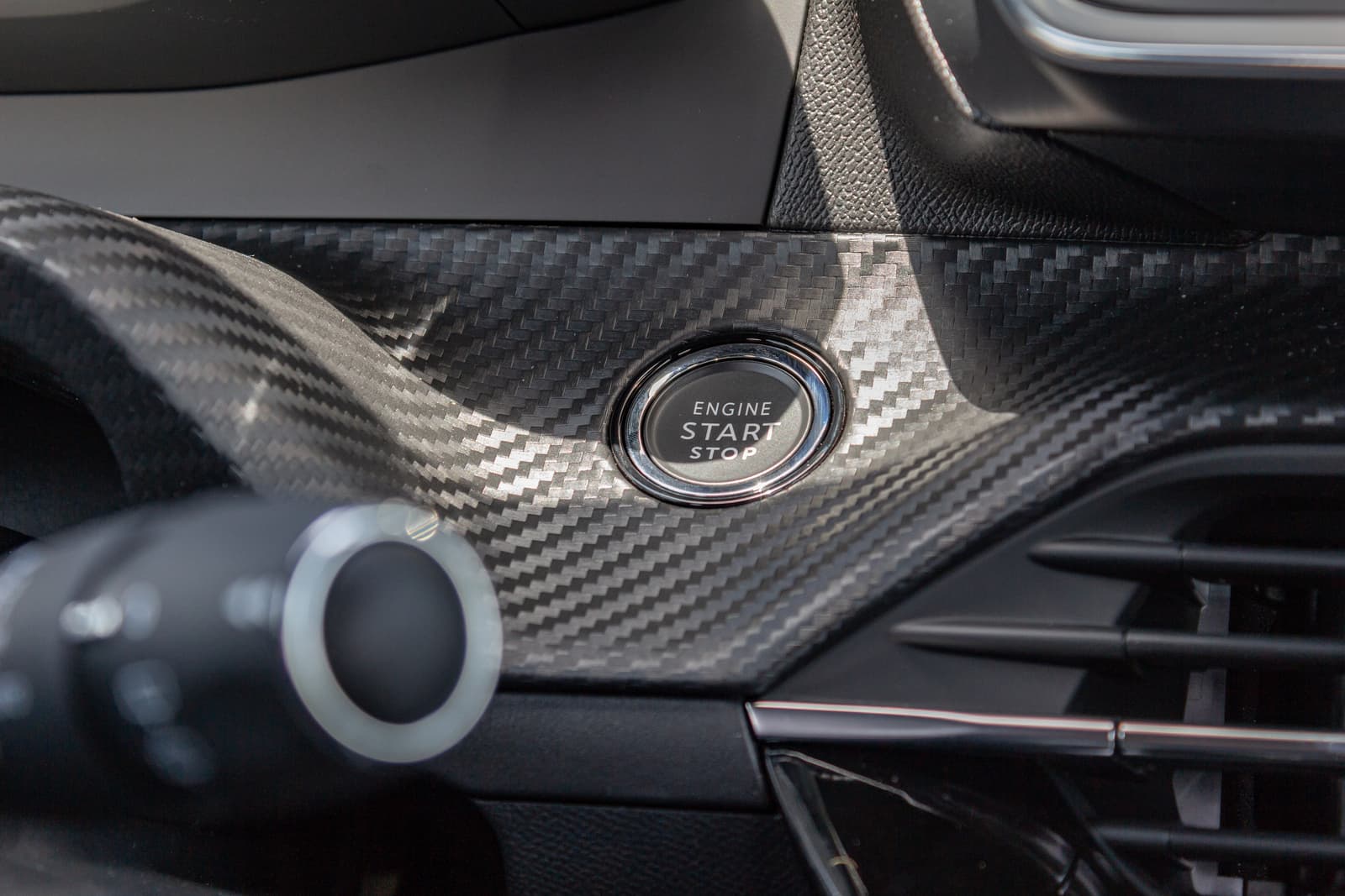 https://topmobility-stage-cms.s3.eu-central-1.amazonaws.com/peugeot_e_208_start_stop_84152ad1b8.jpg