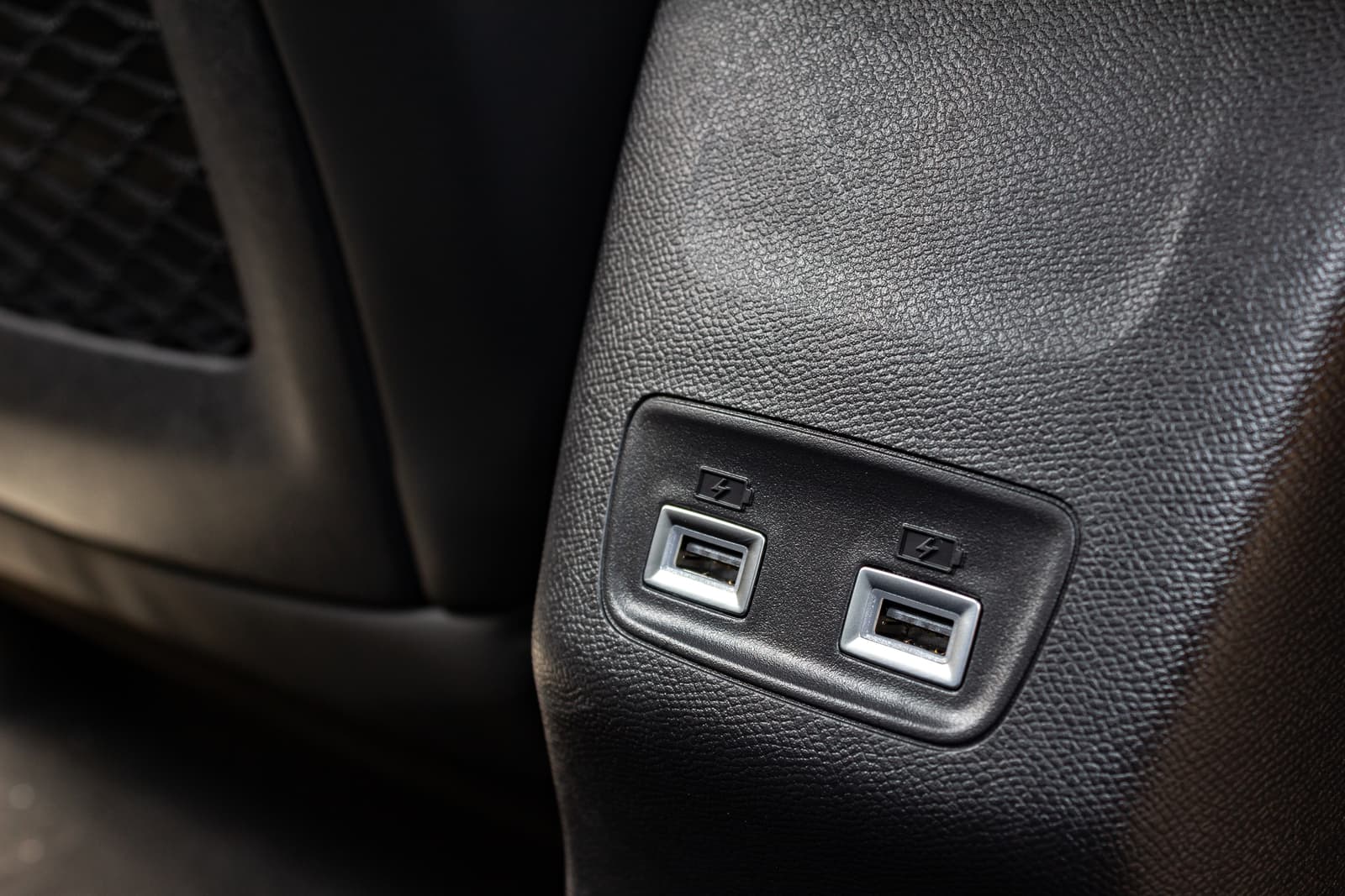 https://topmobility-stage-cms.s3.eu-central-1.amazonaws.com/peugeot_e_208_usb_slots_7cb7dab809.jpg