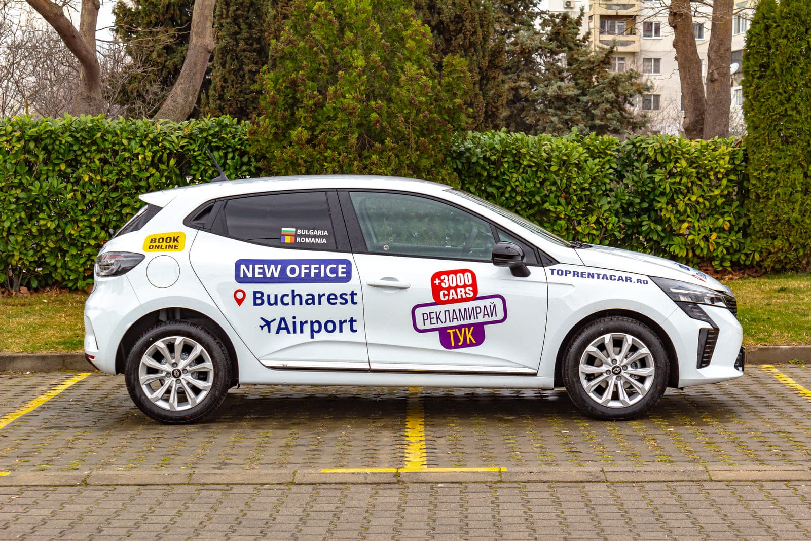 https://topmobility-stage-cms.s3.eu-central-1.amazonaws.com/renault_clio_v_aut_branded_side_view_91e668c683.jpg