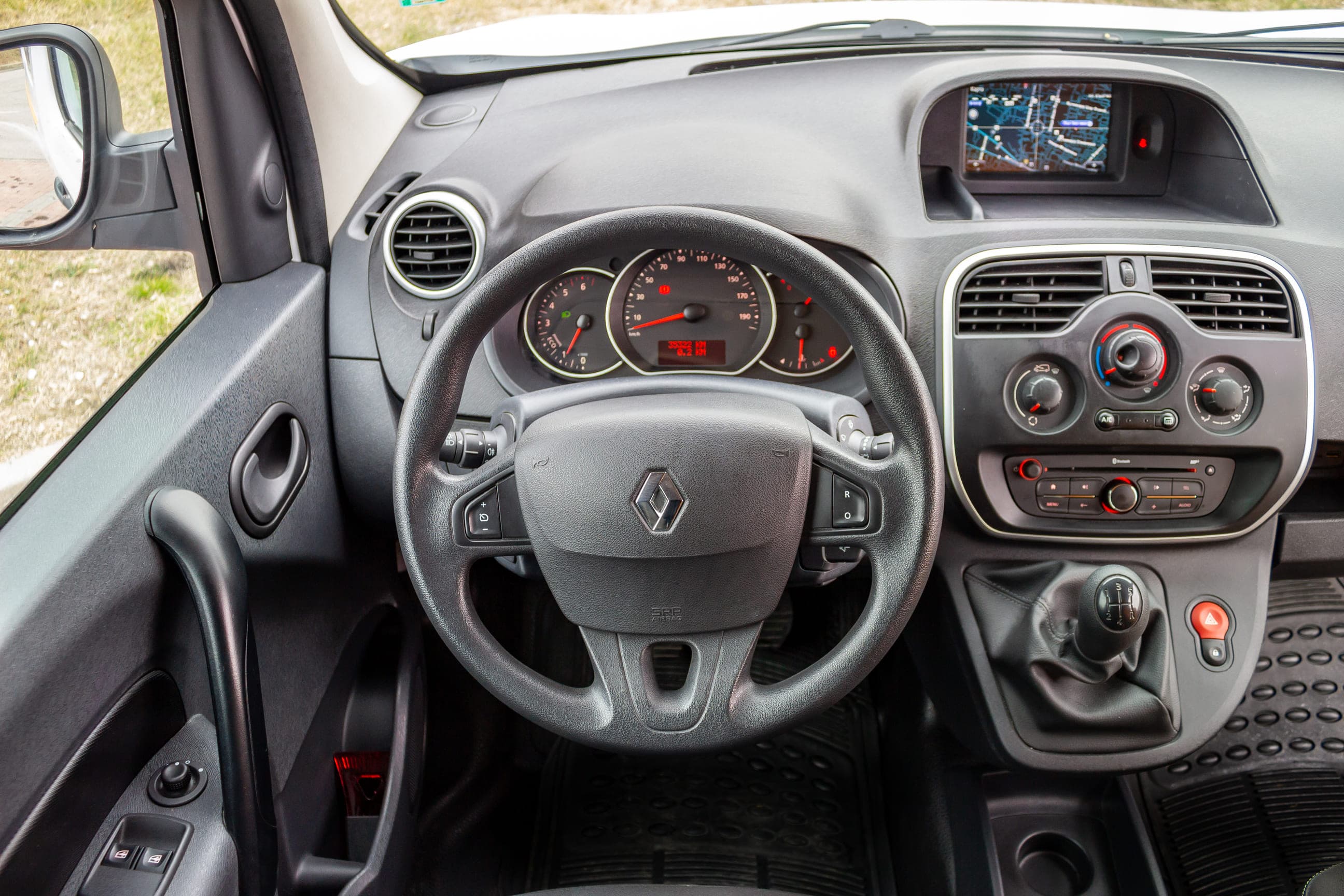 https://topmobility-stage-cms.s3.eu-central-1.amazonaws.com/renault_kangoo_van_dashboard_and_steering_wheels_d46d5357a9.jpg