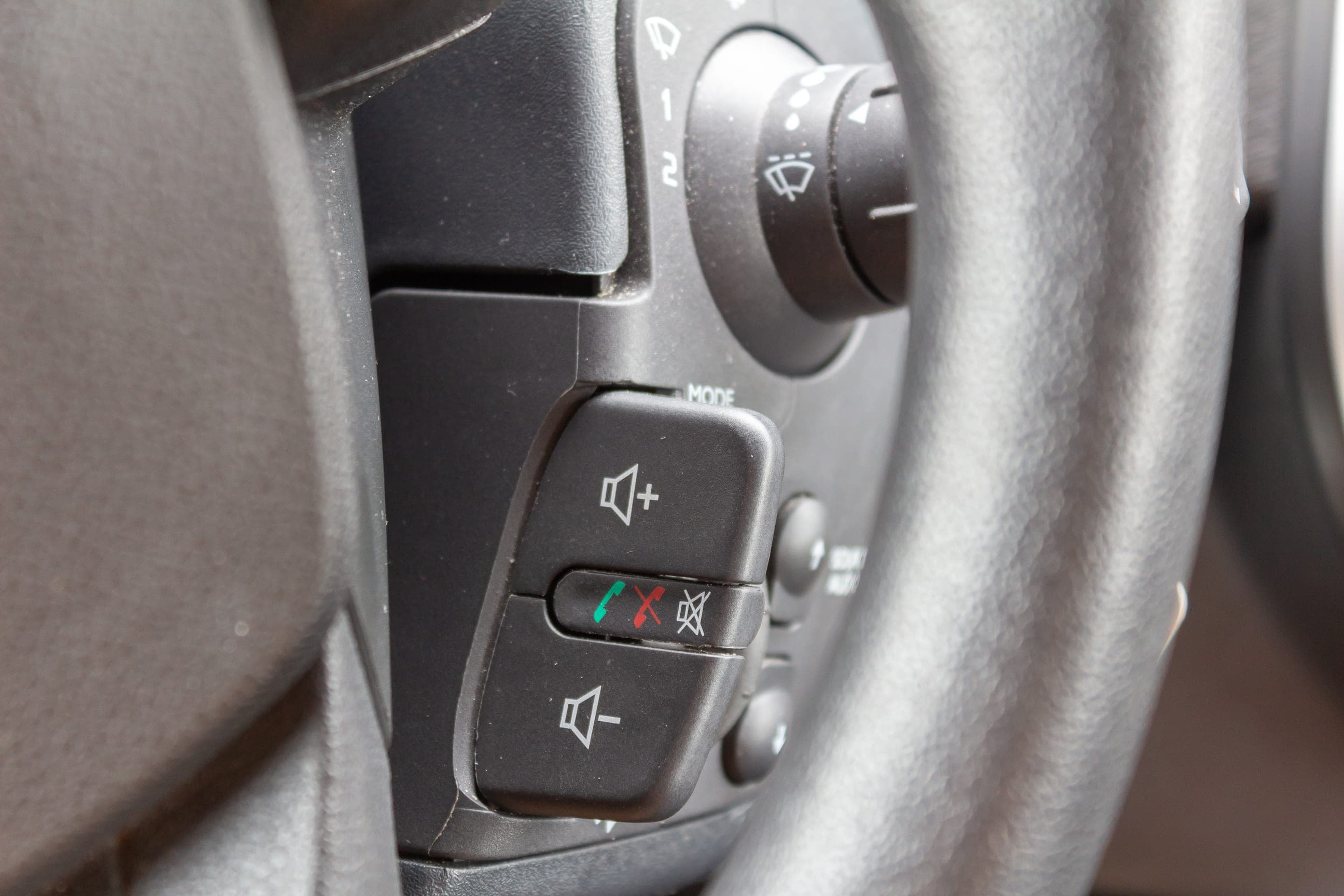 https://topmobility-stage-cms.s3.eu-central-1.amazonaws.com/renault_kangoo_van_volume_controls_4a5ff48f0a.jpg