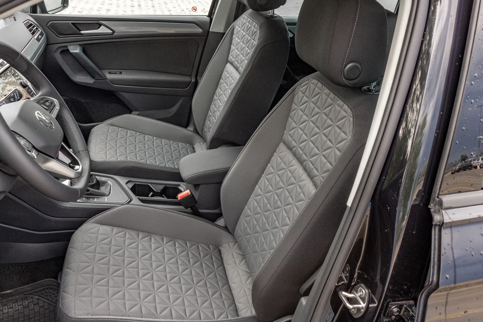 https://topmobility-stage-cms.s3.eu-central-1.amazonaws.com/tiguan_front_seats_42f7e51d56.jpg