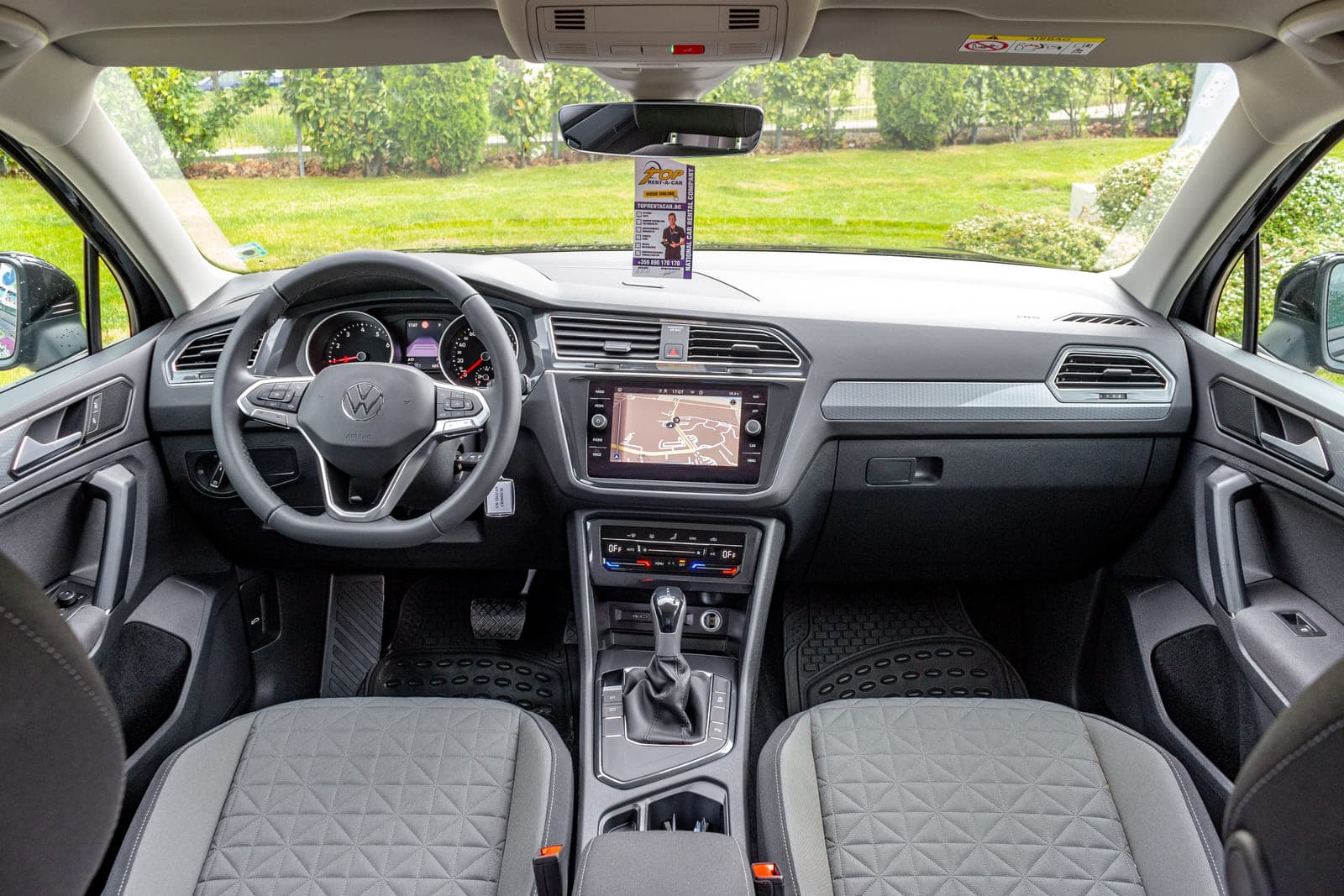 https://topmobility-stage-cms.s3.eu-central-1.amazonaws.com/volkswagen_tiguan_interior_8bed880b70.jpg