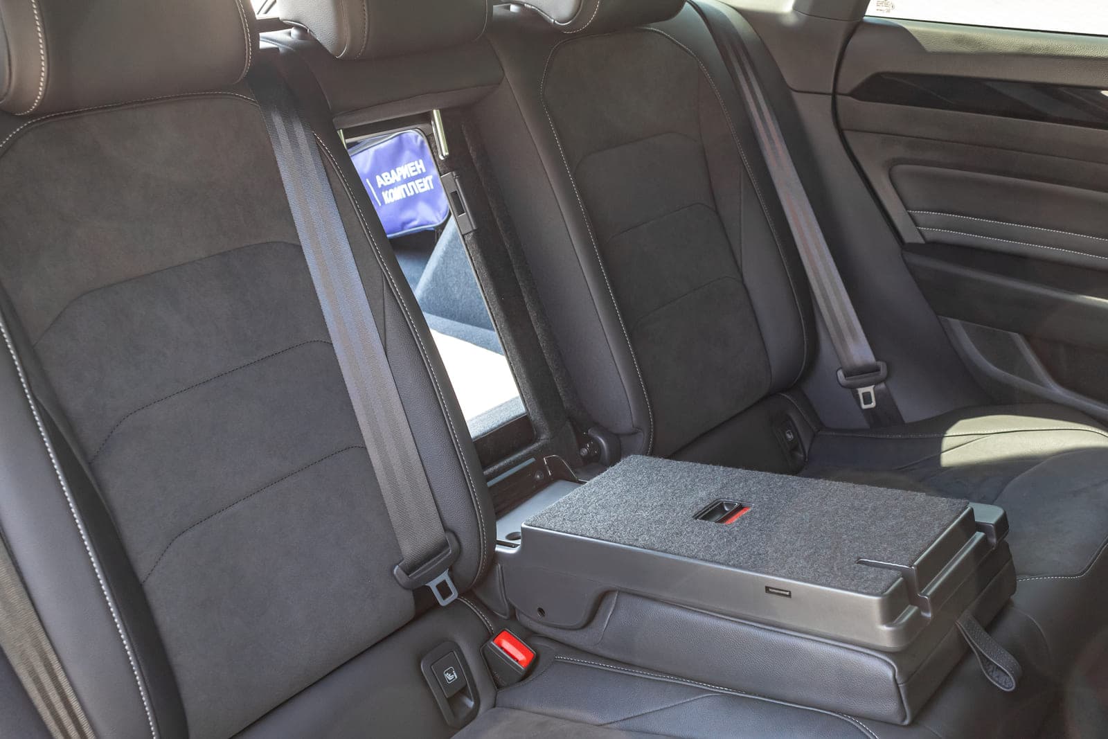 https://topmobility-stage-cms.s3.eu-central-1.amazonaws.com/vw_arteon_back_seats_ski_hatch_6f73bc1359.jpg
