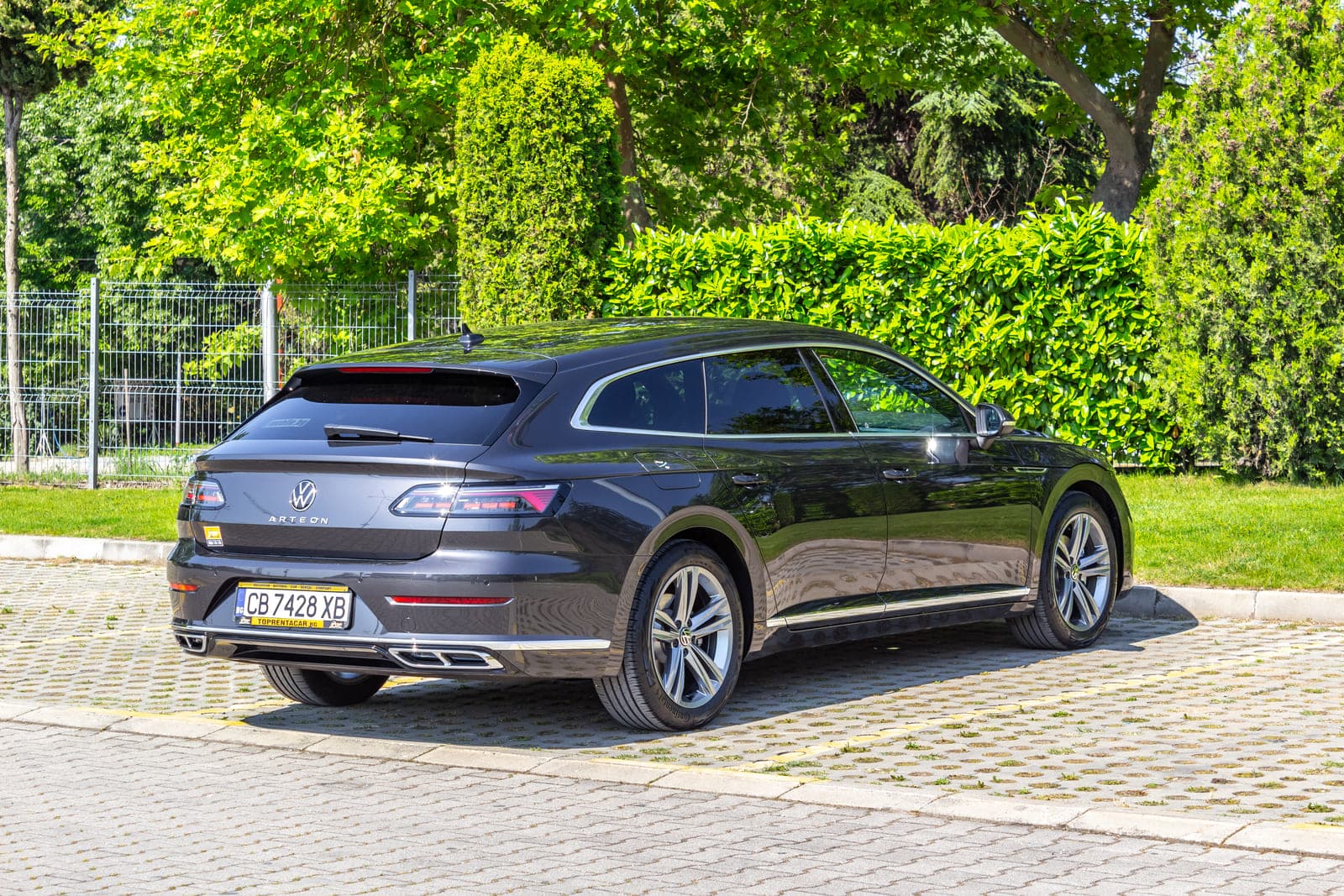 https://topmobility-stage-cms.s3.eu-central-1.amazonaws.com/vw_arteon_back_view_2ed089f81b.jpg
