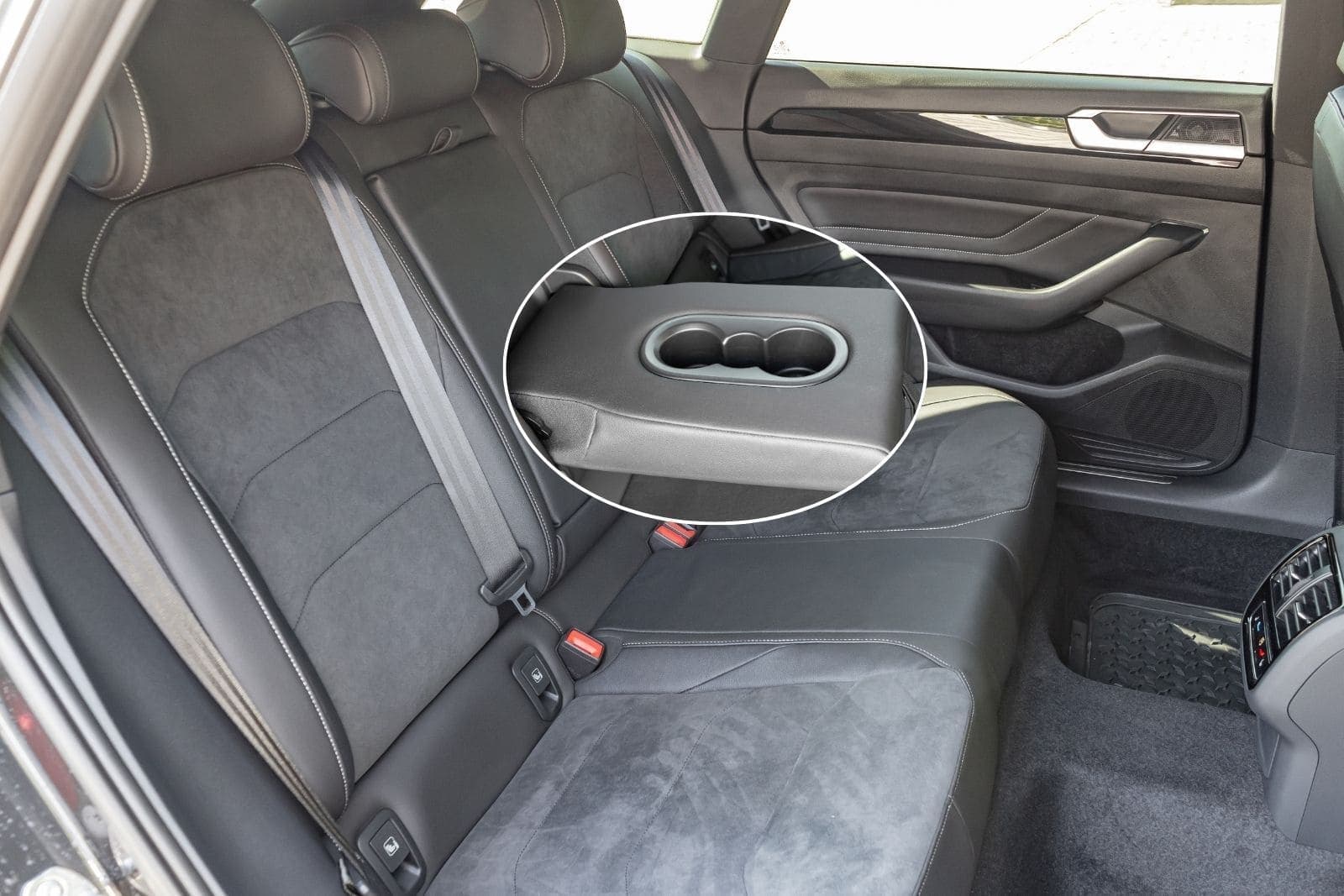 https://topmobility-stage-cms.s3.eu-central-1.amazonaws.com/vw_arteon_backseats_cupholder_de4a86d317.jpg
