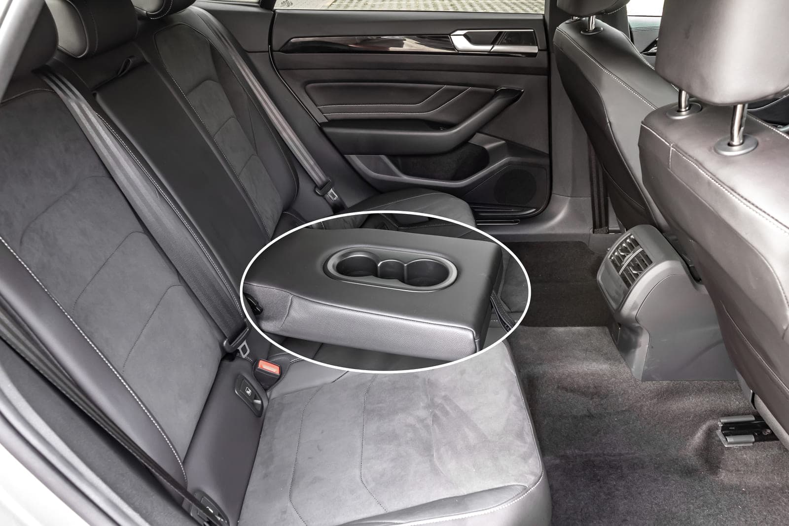 https://topmobility-stage-cms.s3.eu-central-1.amazonaws.com/vw_arteon_sedan_back_seats_cf5fb04f94.jpg