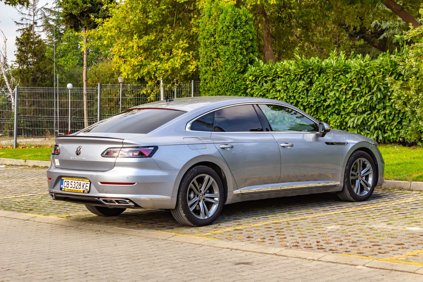 https://topmobility-stage-cms.s3.eu-central-1.amazonaws.com/vw_arteon_sedan_back_view_10e5a1d5a8.jpg