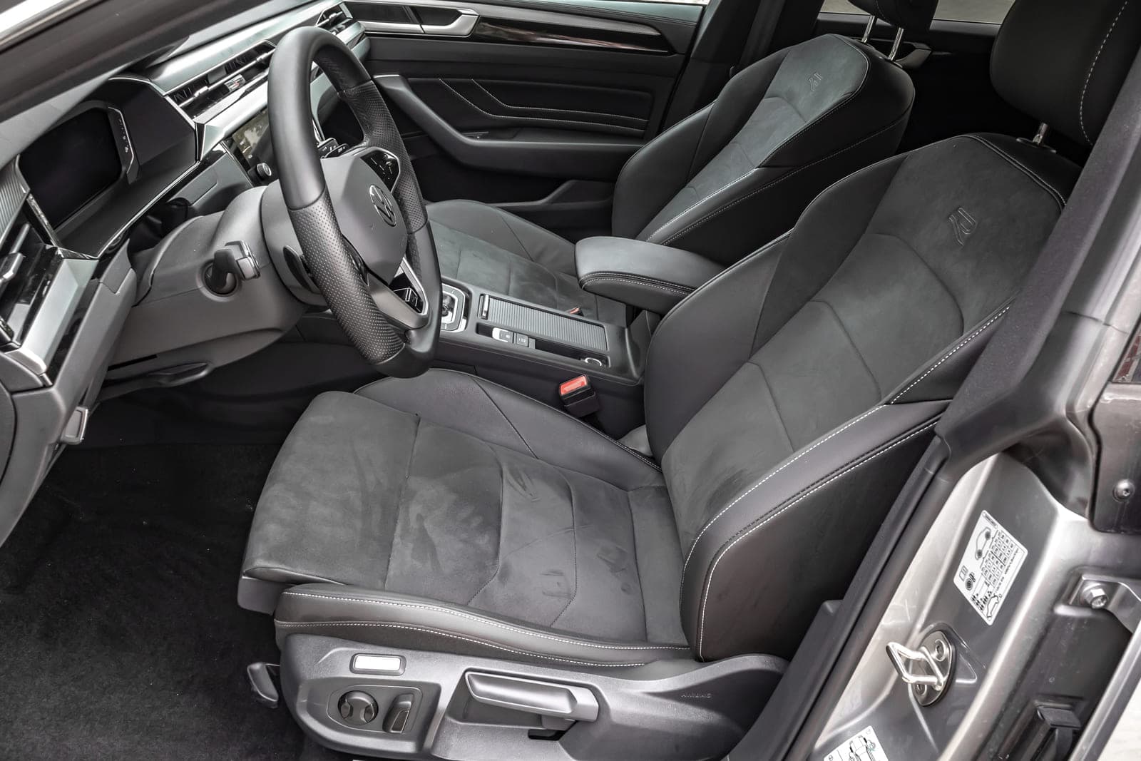 https://topmobility-stage-cms.s3.eu-central-1.amazonaws.com/vw_arteon_sedan_front_seats_98625bfbcf.jpg
