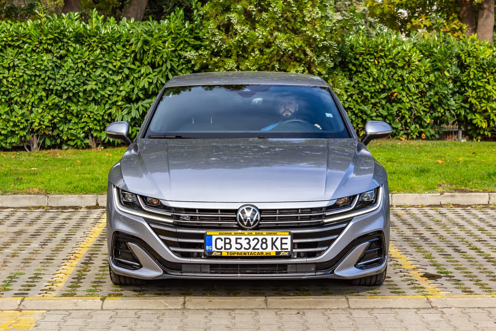 https://topmobility-stage-cms.s3.eu-central-1.amazonaws.com/vw_arteon_sedan_front_view_31ce344fb3.jpg
