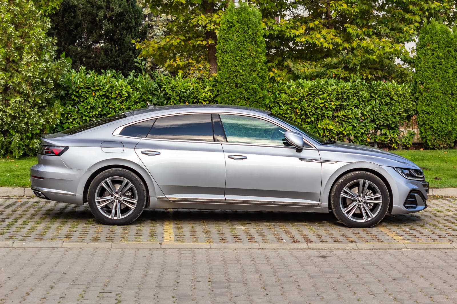 https://topmobility-stage-cms.s3.eu-central-1.amazonaws.com/vw_arteon_sedan_side_view_b8ac36464f.jpg