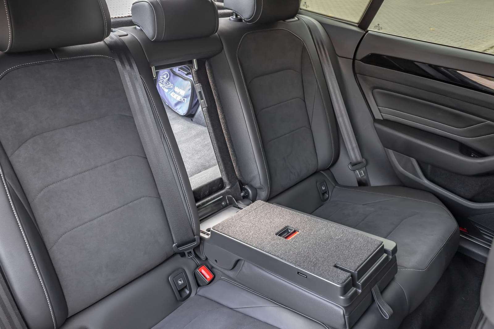 https://topmobility-stage-cms.s3.eu-central-1.amazonaws.com/vw_arteon_sedan_ski_hatch_ee6a528e0e.jpg