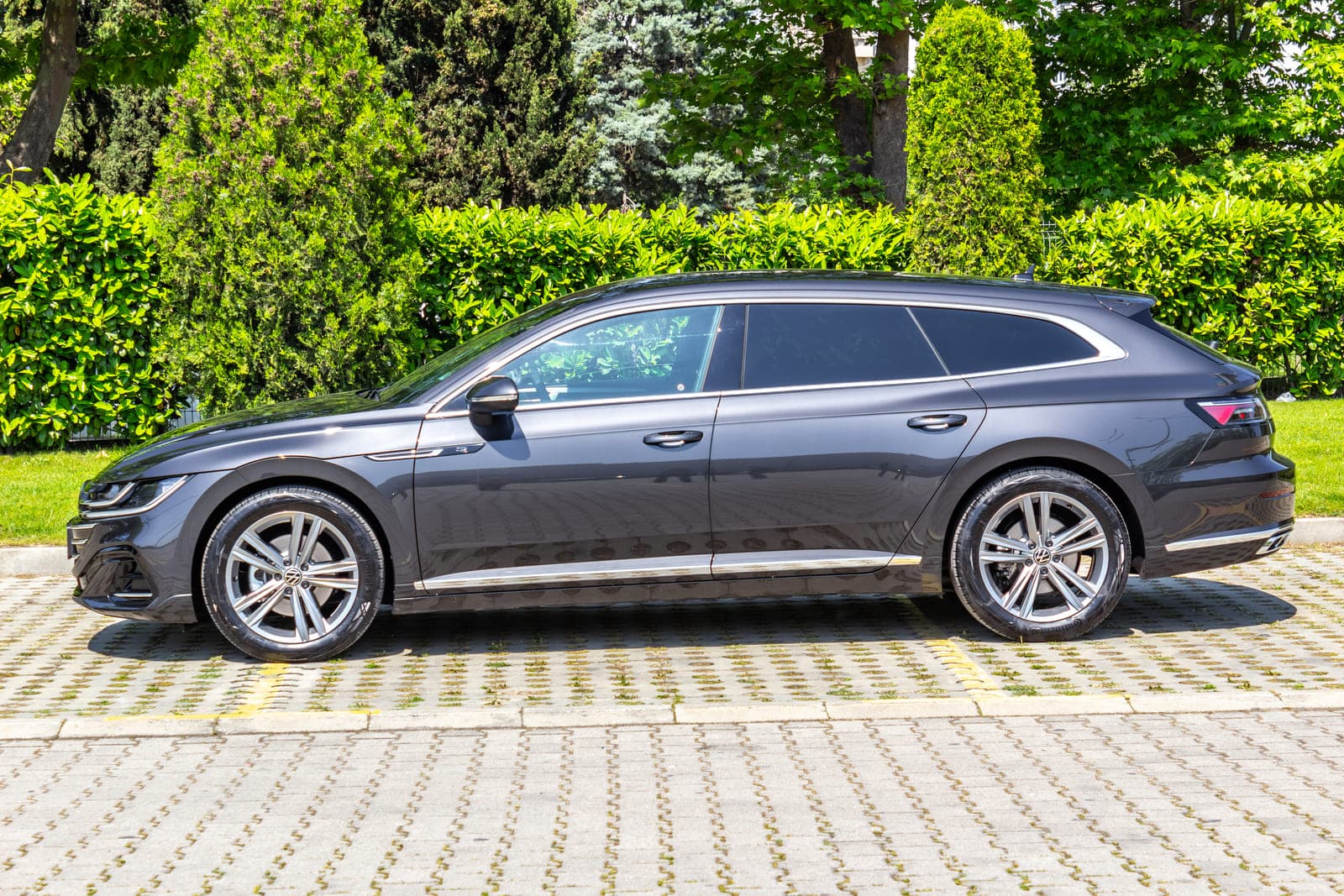 https://topmobility-stage-cms.s3.eu-central-1.amazonaws.com/vw_arteon_side_view_479fe103de.jpg