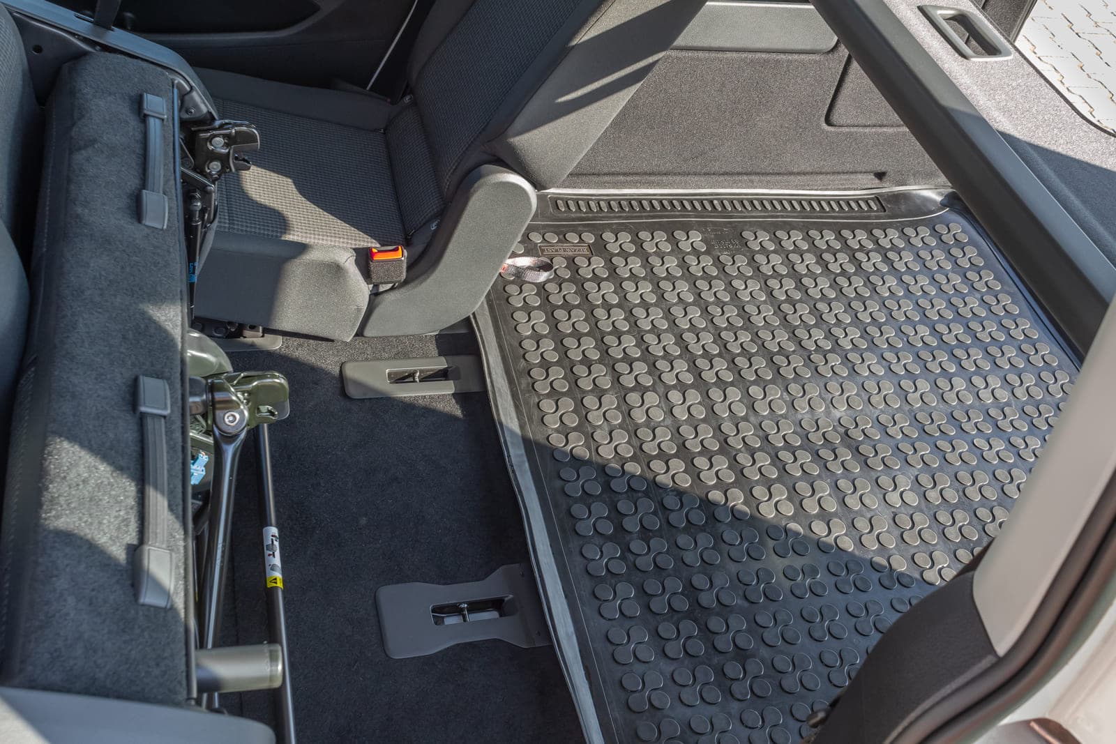https://topmobility-stage-cms.s3.eu-central-1.amazonaws.com/vw_caddy_folding_rear_seats_c262ee7750.jpg