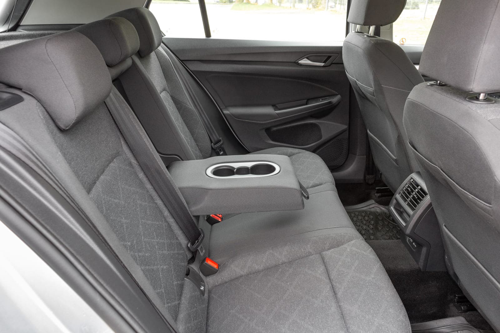 https://topmobility-stage-cms.s3.eu-central-1.amazonaws.com/vw_golf_aut_back_seats_92c1b8f678.jpg